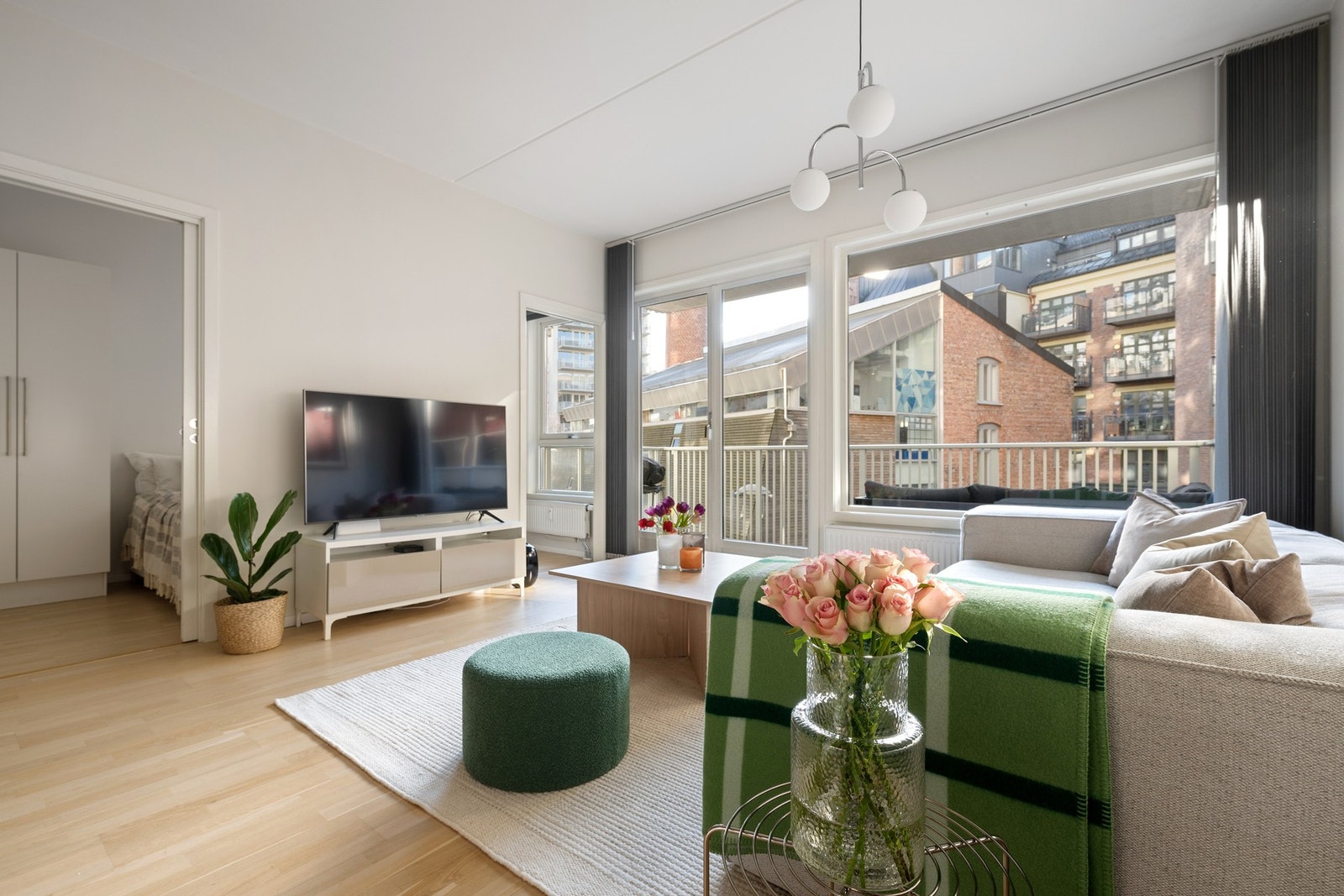 Store vindusflater gir rikelig med naturlig lys inn i leiligheten. Galleribilde