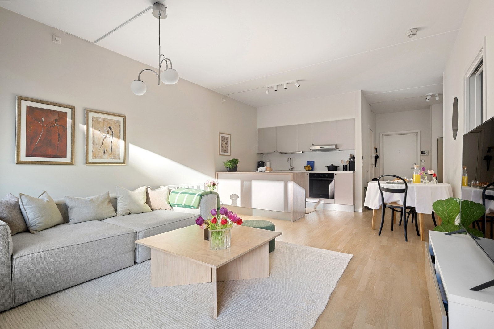 Luftig stue med takhøyde på hele 2,74 meter. Galleribilde