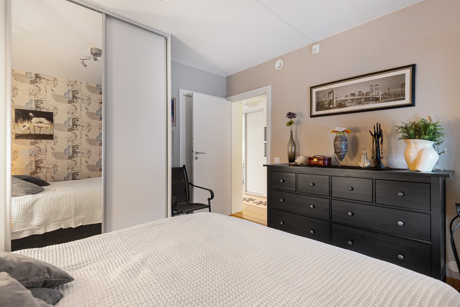 Soverommet har en gunstig garderobe, og skyvedør inn til badet Galleribilde