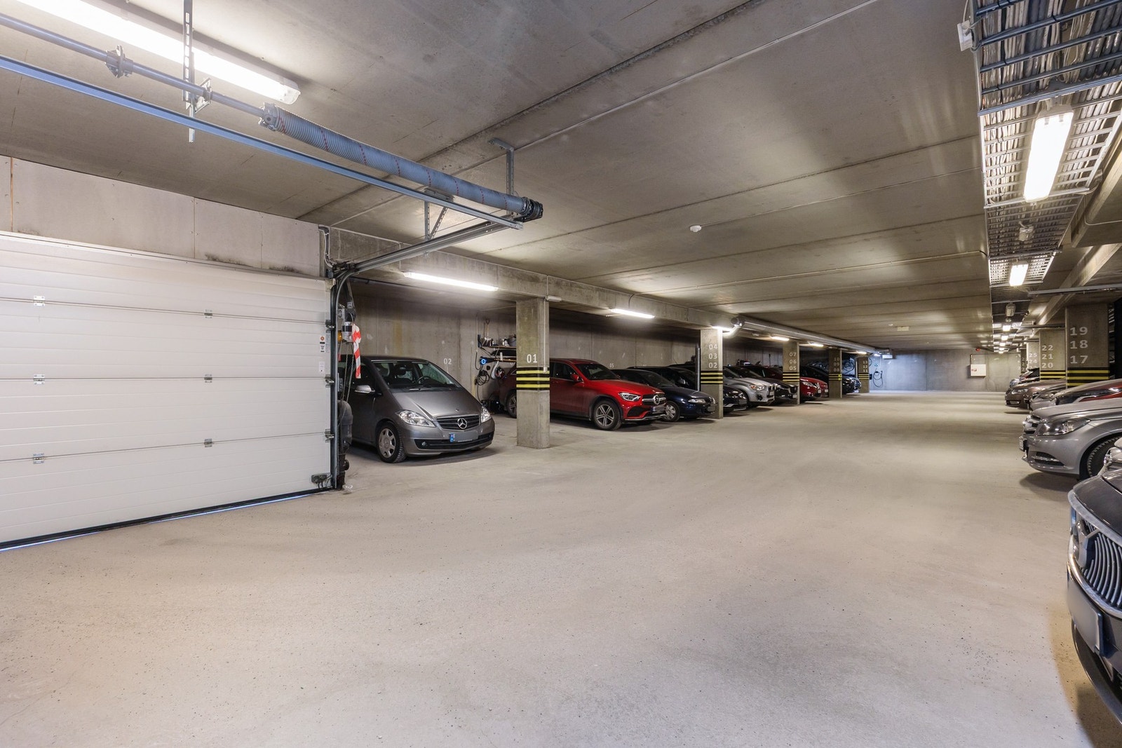 Fast parkeringsplass i oppvarmet garasje (nr. 27) Galleribilde