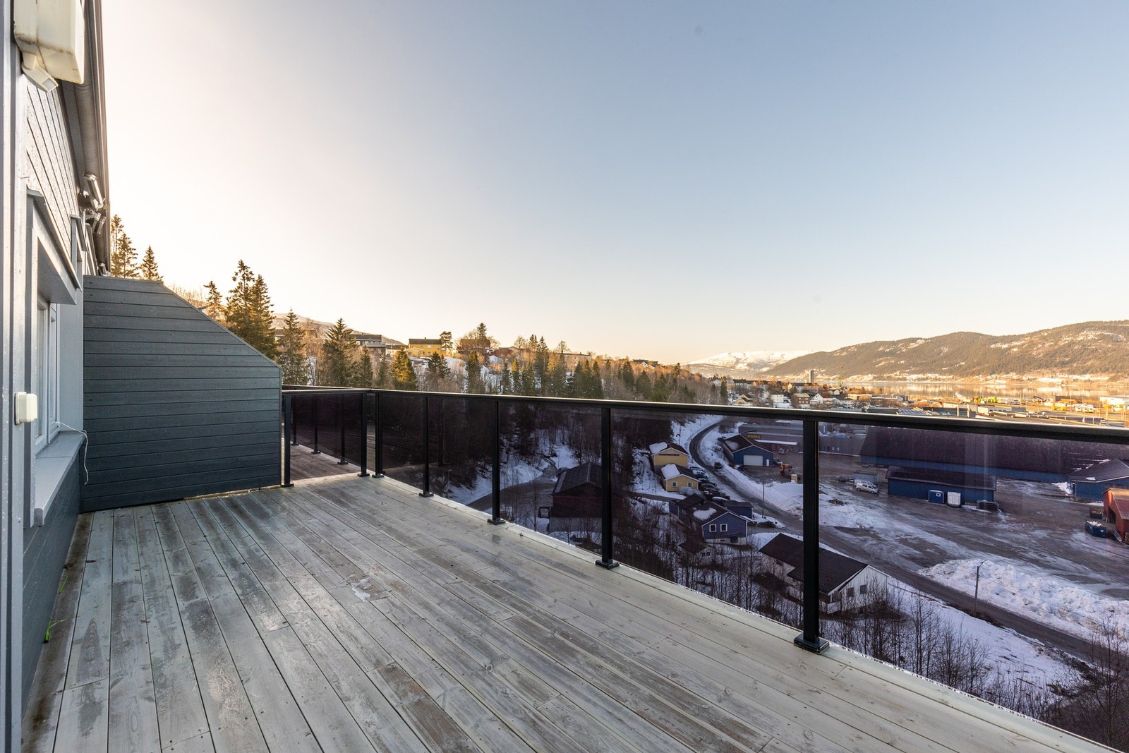 Terrasse på ca. 18m2 med glassrekkverk Galleribilde