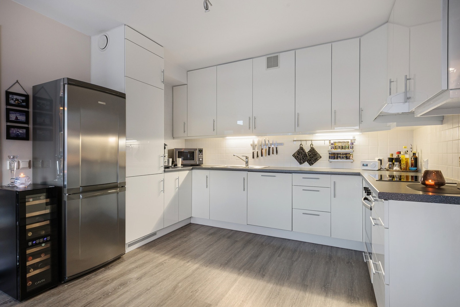 Kjøkkenet er utstyrt med integrerte hvitevarer som stekeovn, koketopp og oppvaskmaskin Galleribilde