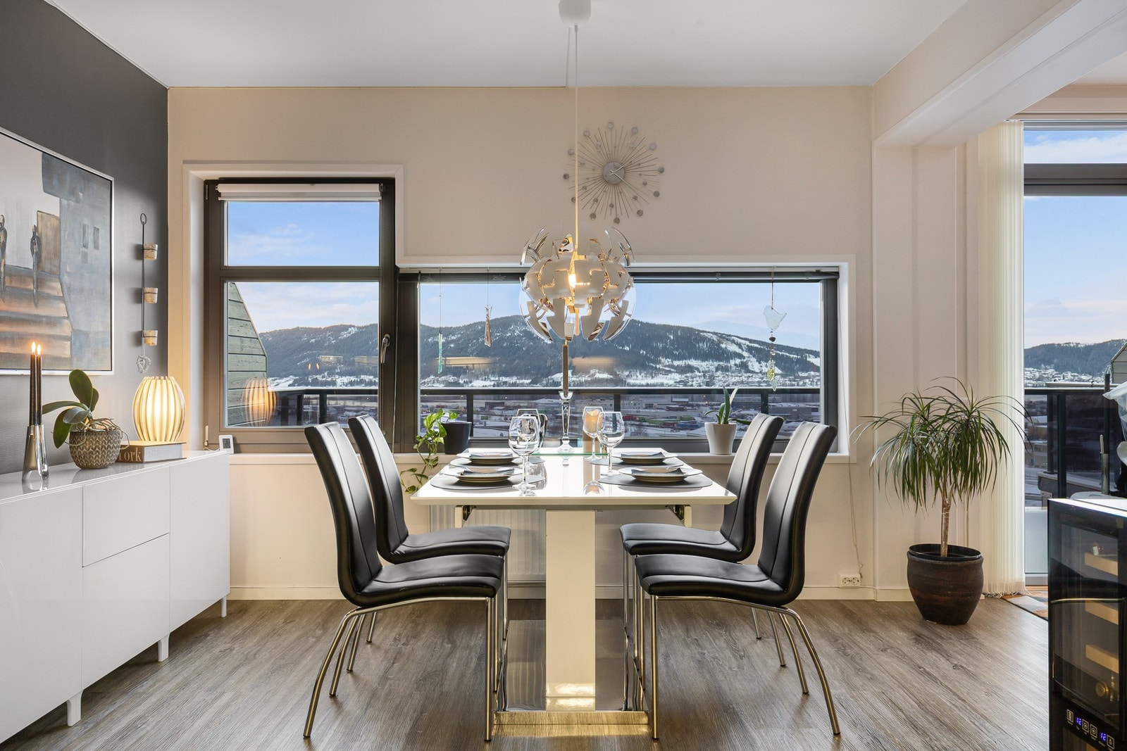 Fra spisebordet kan du nyte utsikten Galleribilde