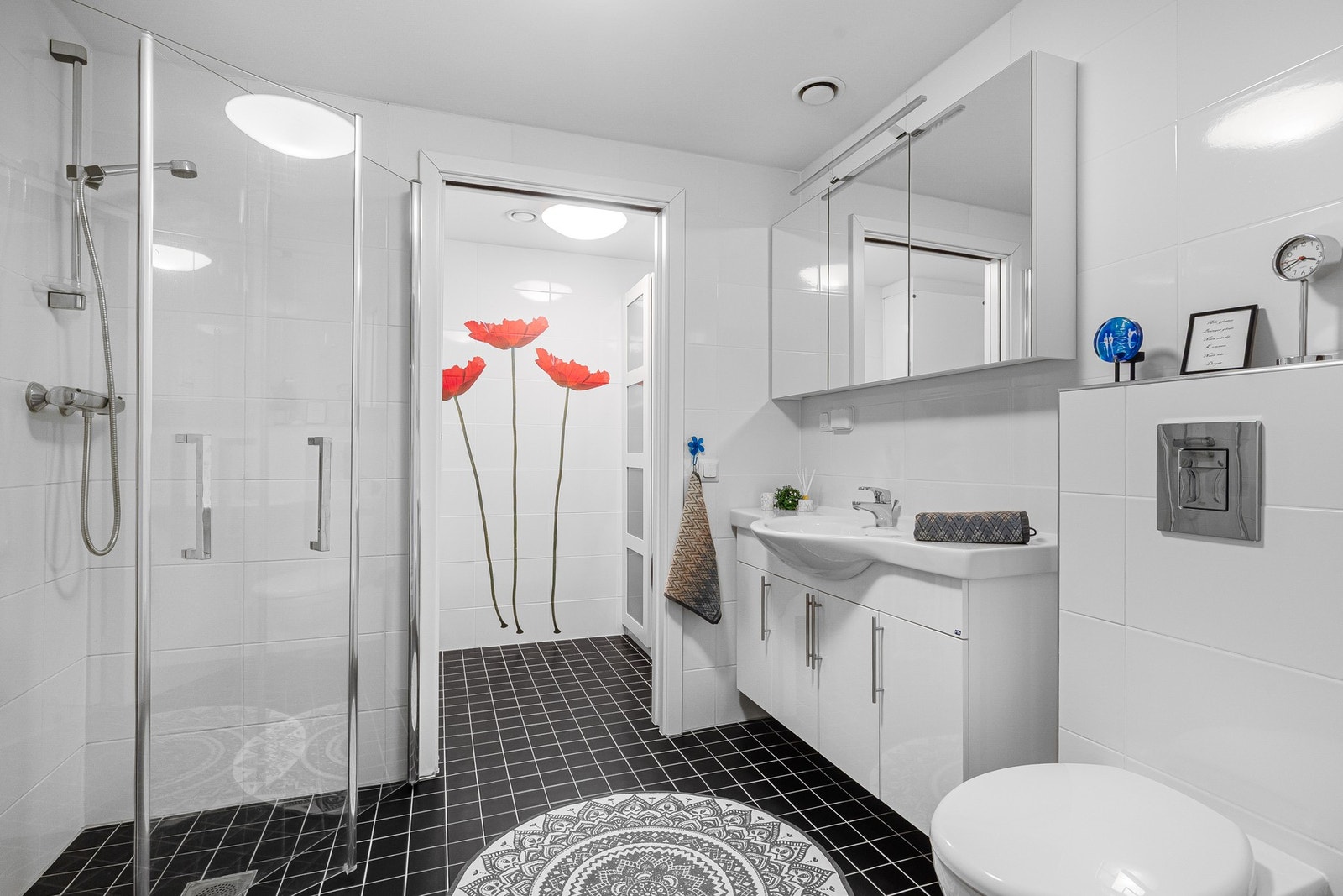 Flott flislagt bad med vaskerom i bakkant Galleribilde