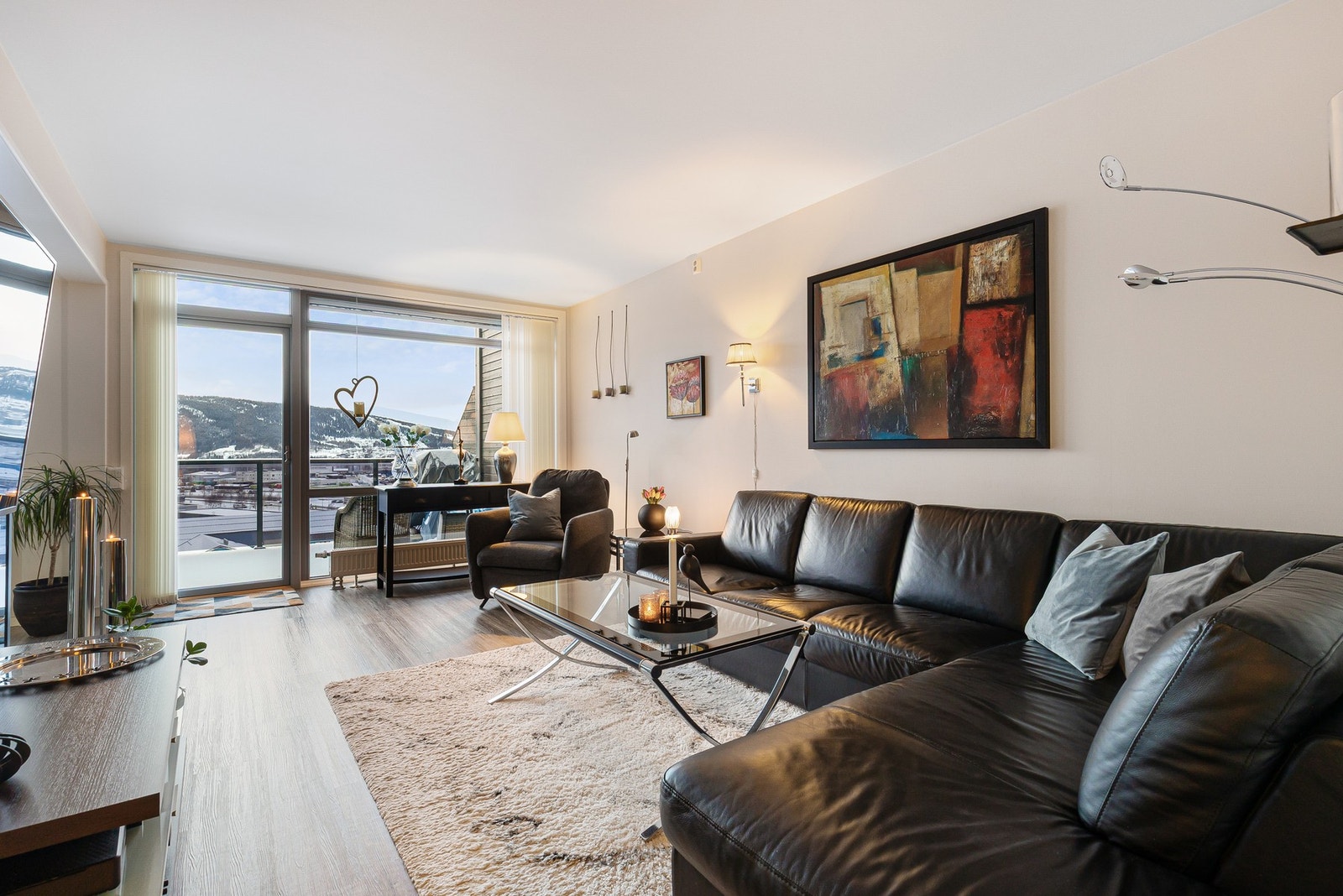 Romslig stue med utgang til terrasse Galleribilde