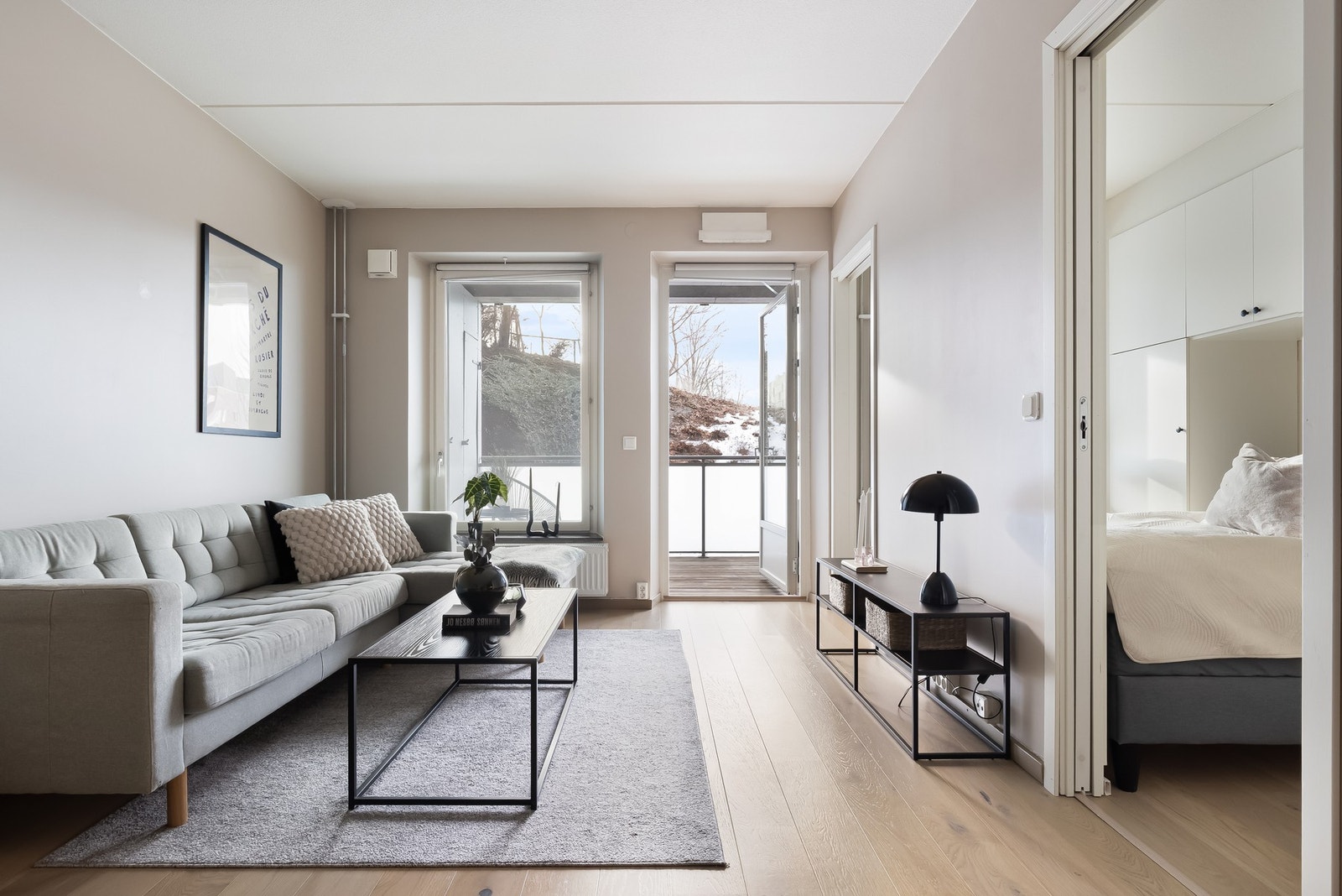 Store vindusflater og moderne overflater. En-stavs parkett på gulv Galleribilde