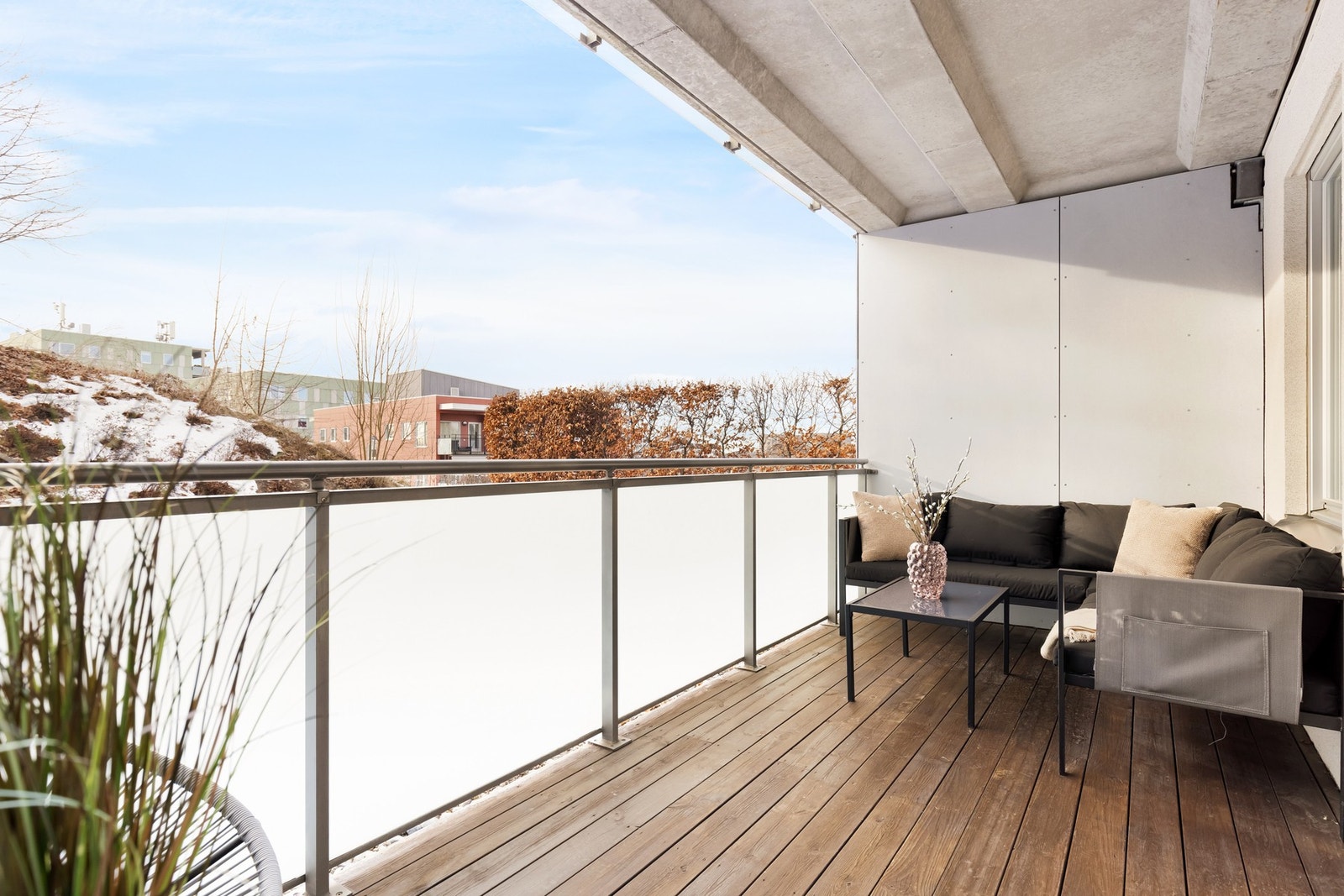 Balkongen er skjermet og privat og har god plass til loungegruppe og grill Galleribilde