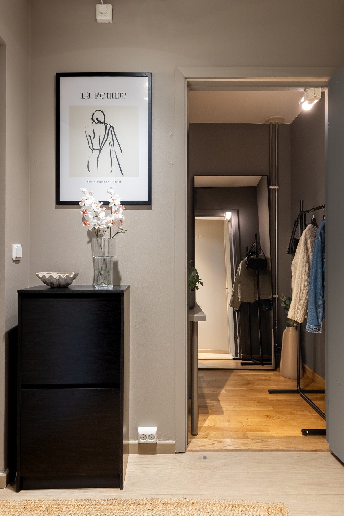 Det er tilgang til en innvendig bod via entreen som kan tjene til ulike formål Galleribilde