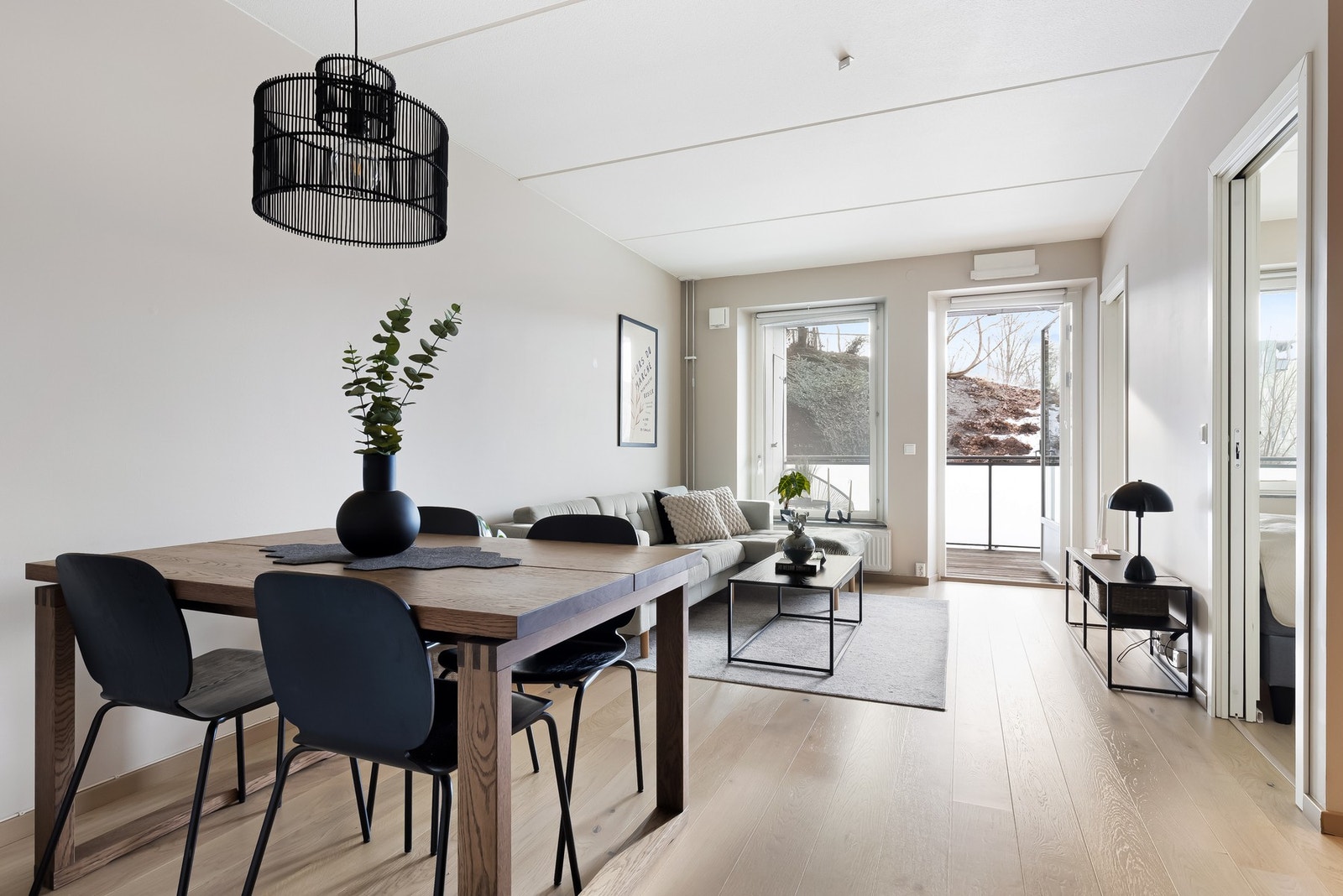 Stuen er lys og praktisk utformet med plass til både hjørnesofa og spisebord Galleribilde