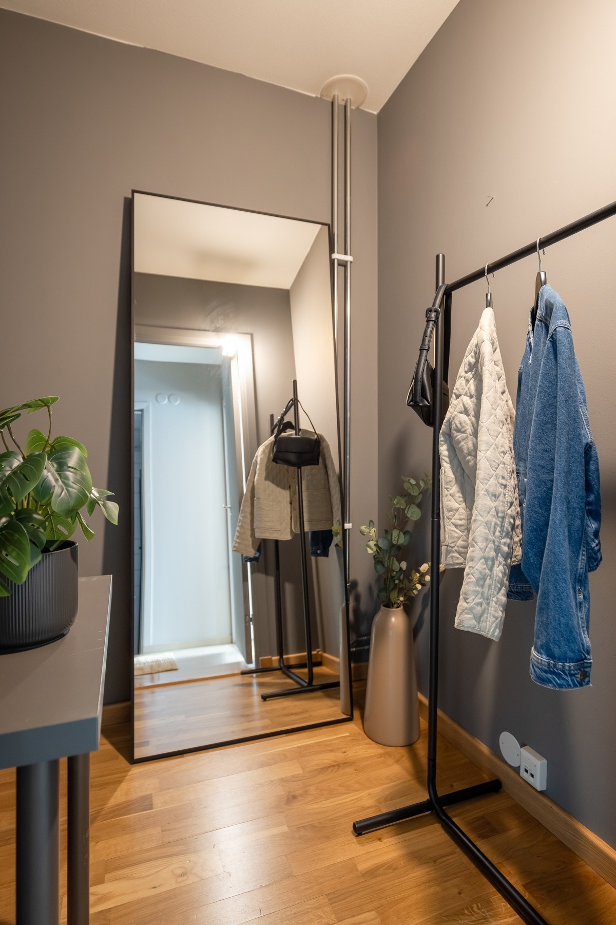 Her er det mye lagringsplass og eventuelt en fin plass for et lite hjemmekontor Galleribilde