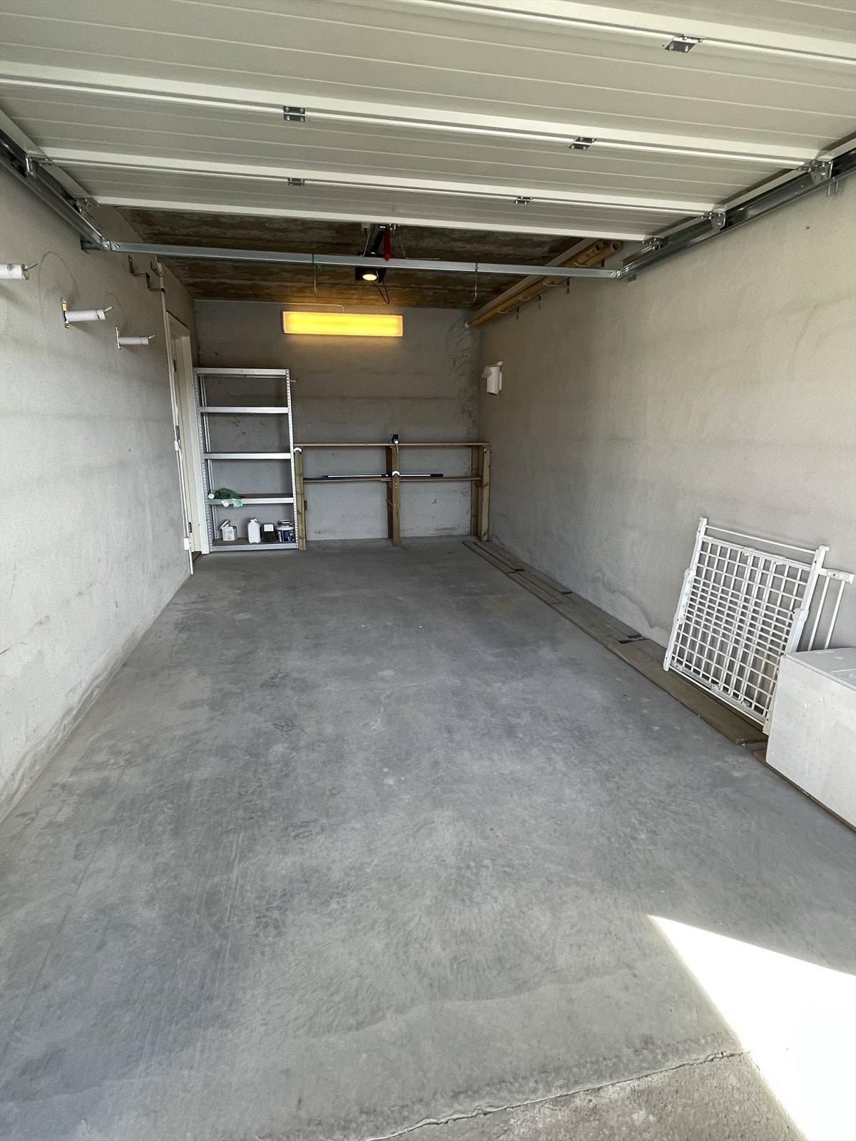 Garasje med direkte adkomst til boligen. Galleribilde