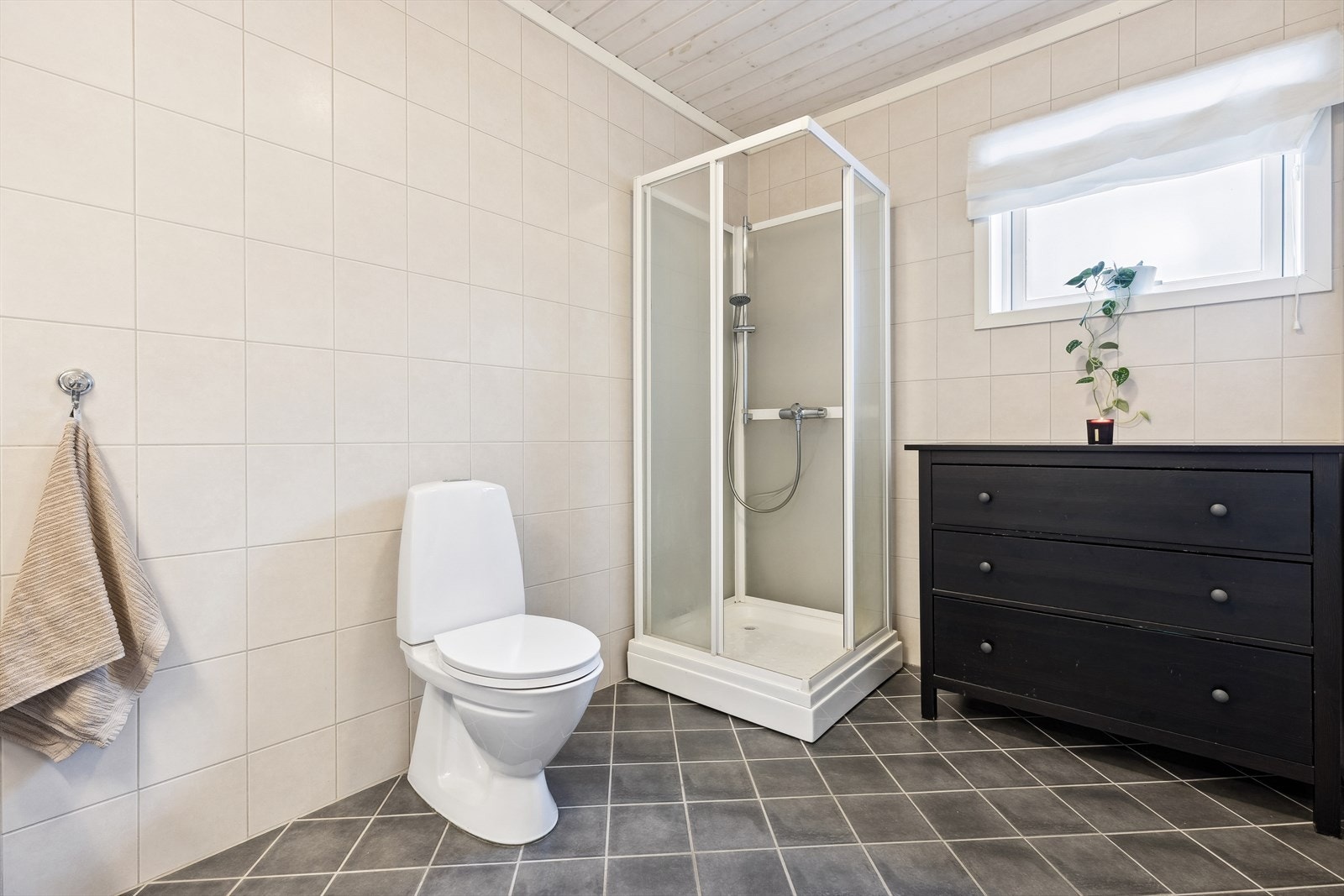 Badet inneholder baderomsinnredning, frittstående klosett og dusjkabinett. Galleribilde