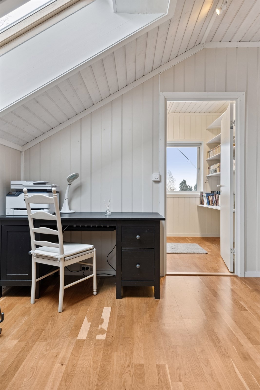 Takvinduene gir god med naturlig lys. Galleribilde