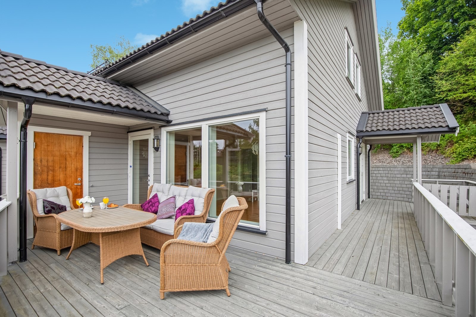 Det er overbygget inngangsparti i 1. etg. Det er utvendig bod på hovedplan og i underetasjen. Galleribilde