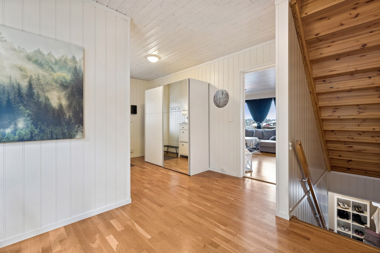 I gangen er en skyvedørsgarderobe med speildører. Galleribilde