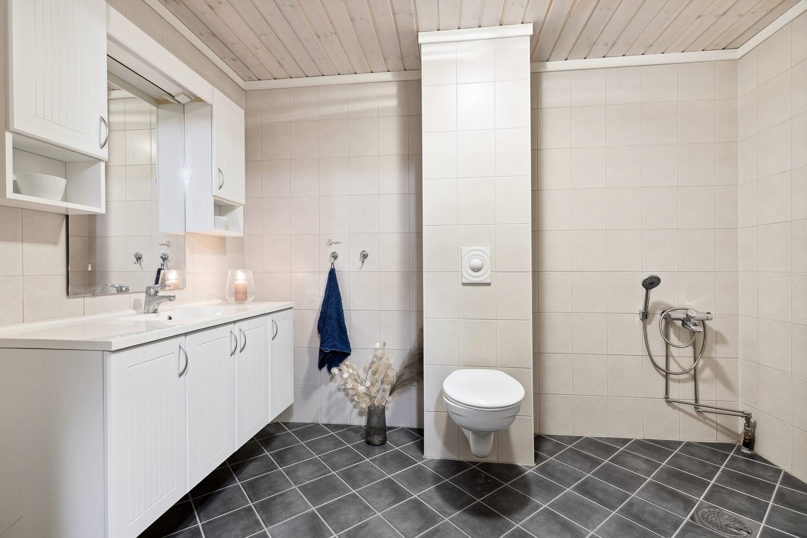 I underetasjen er også et romslig bad. Her er det opplegg for badekar. Galleribilde