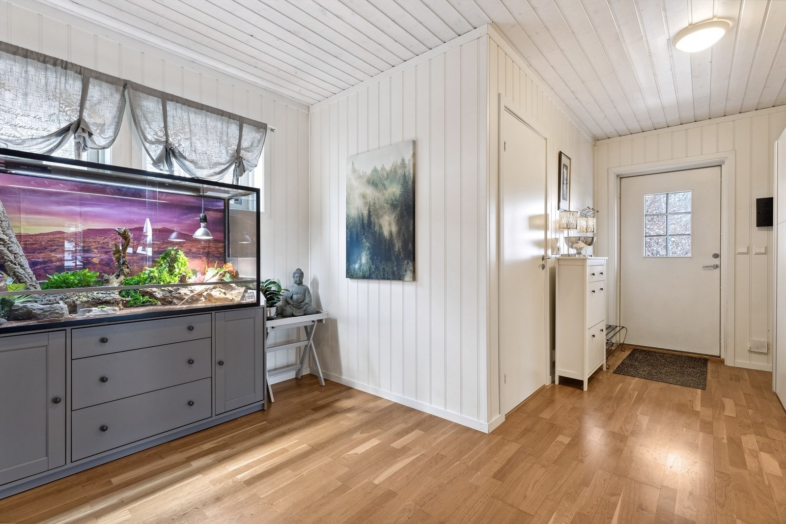 Romslig entré og gang på hovedplan. Galleribilde