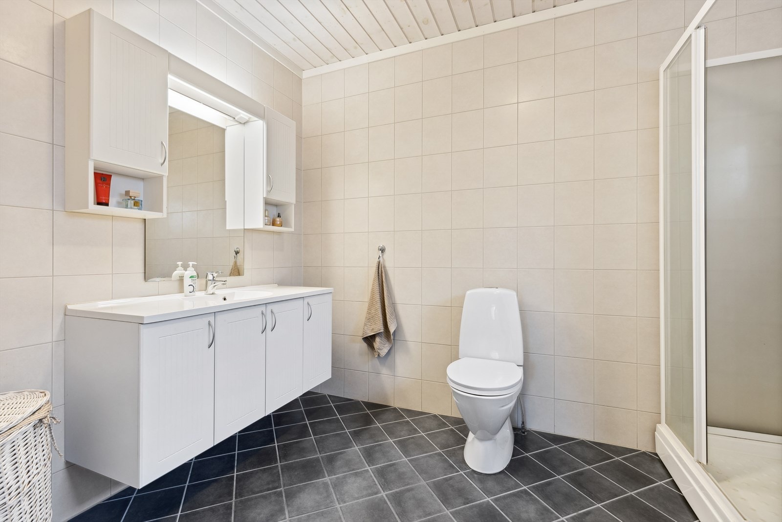 Flott flislagt bad i 1. etasje. Galleribilde