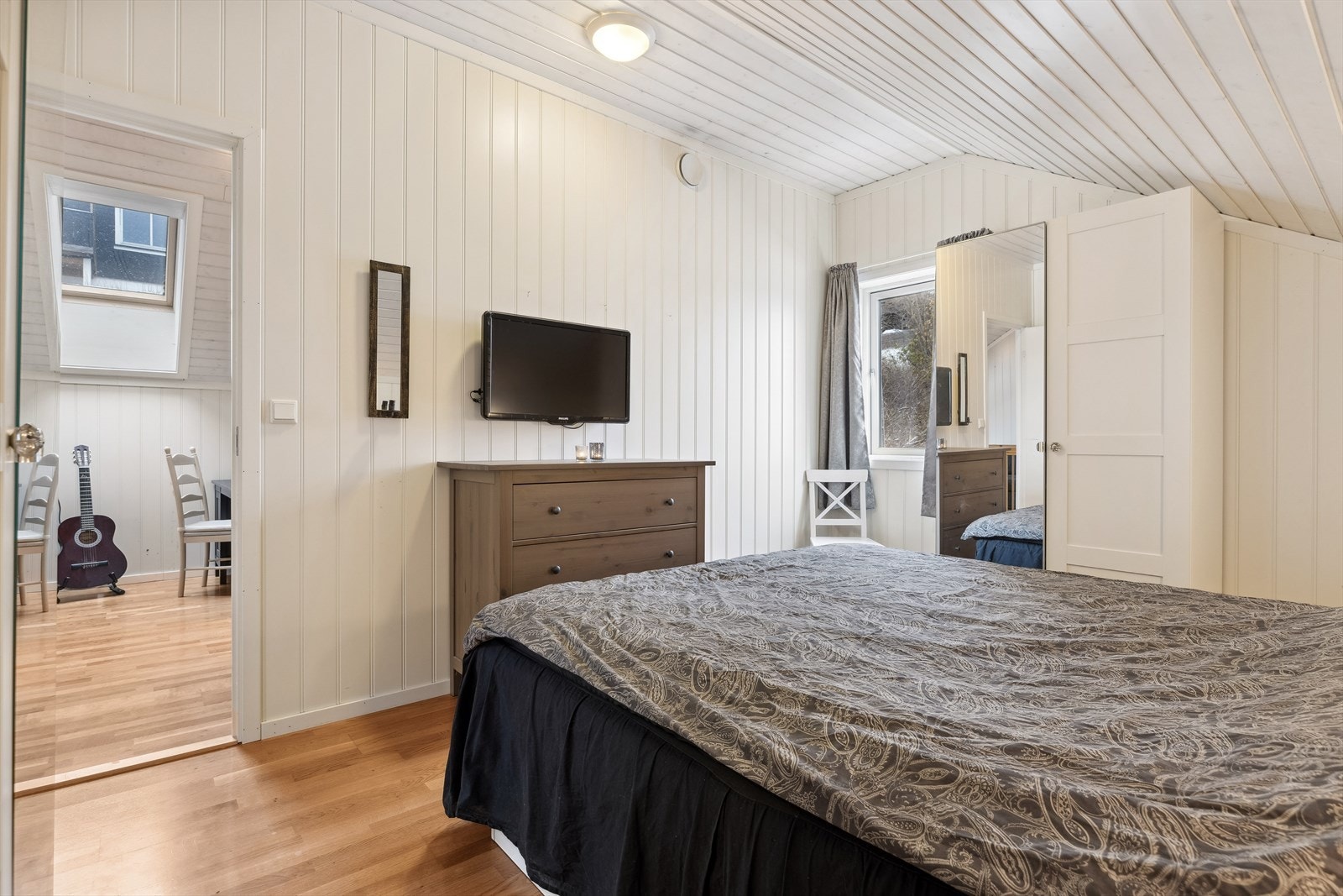 De fleste veggoverflater har lysmalte mdf. veggplater. Galleribilde