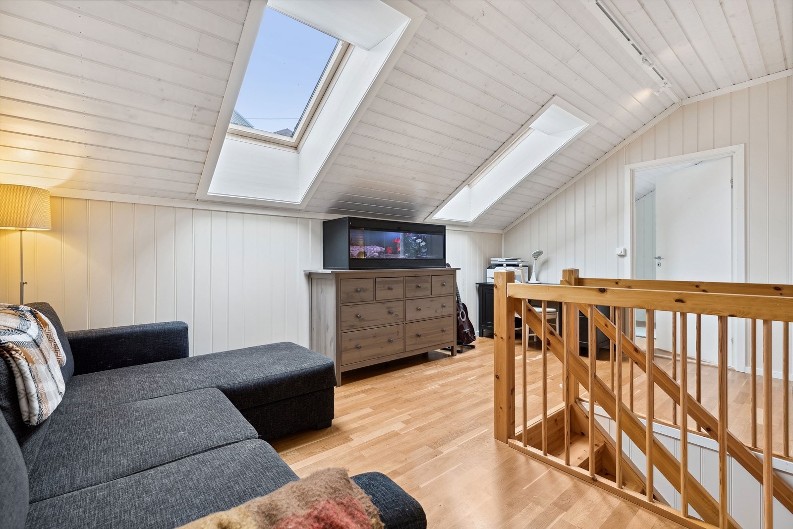 Oppe i 2. etasje er det 3 soverom og en trivelig loftstue. Galleribilde