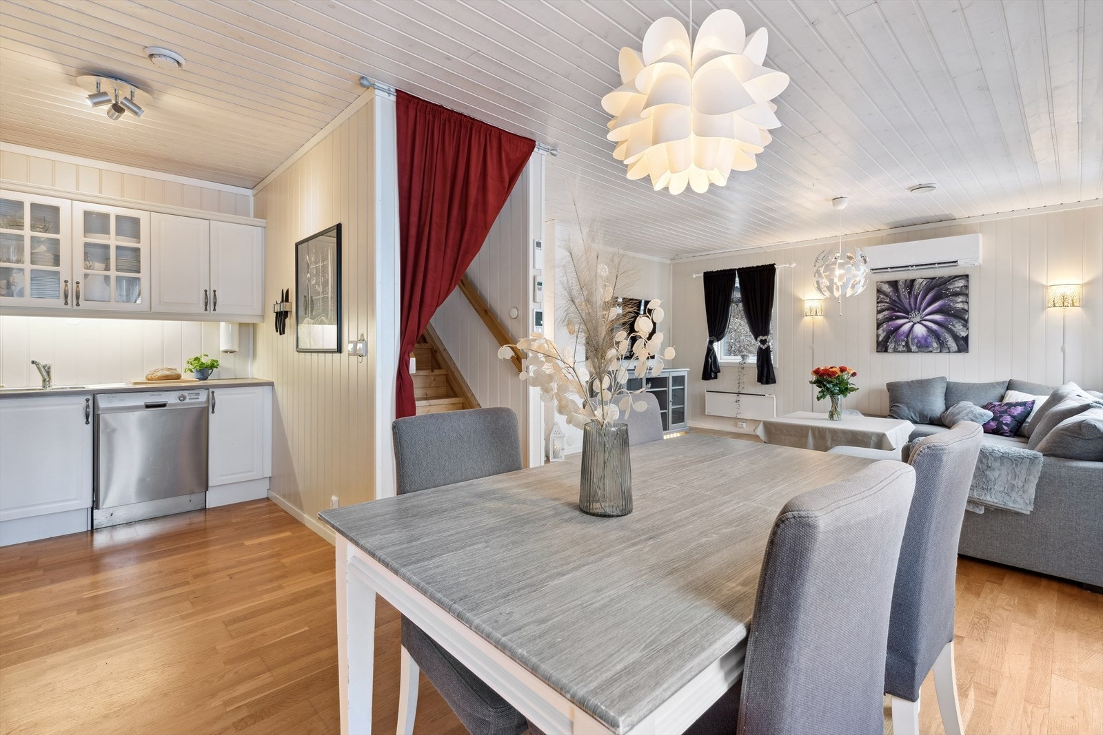 Åpen løsning mot kjøkken. Galleribilde