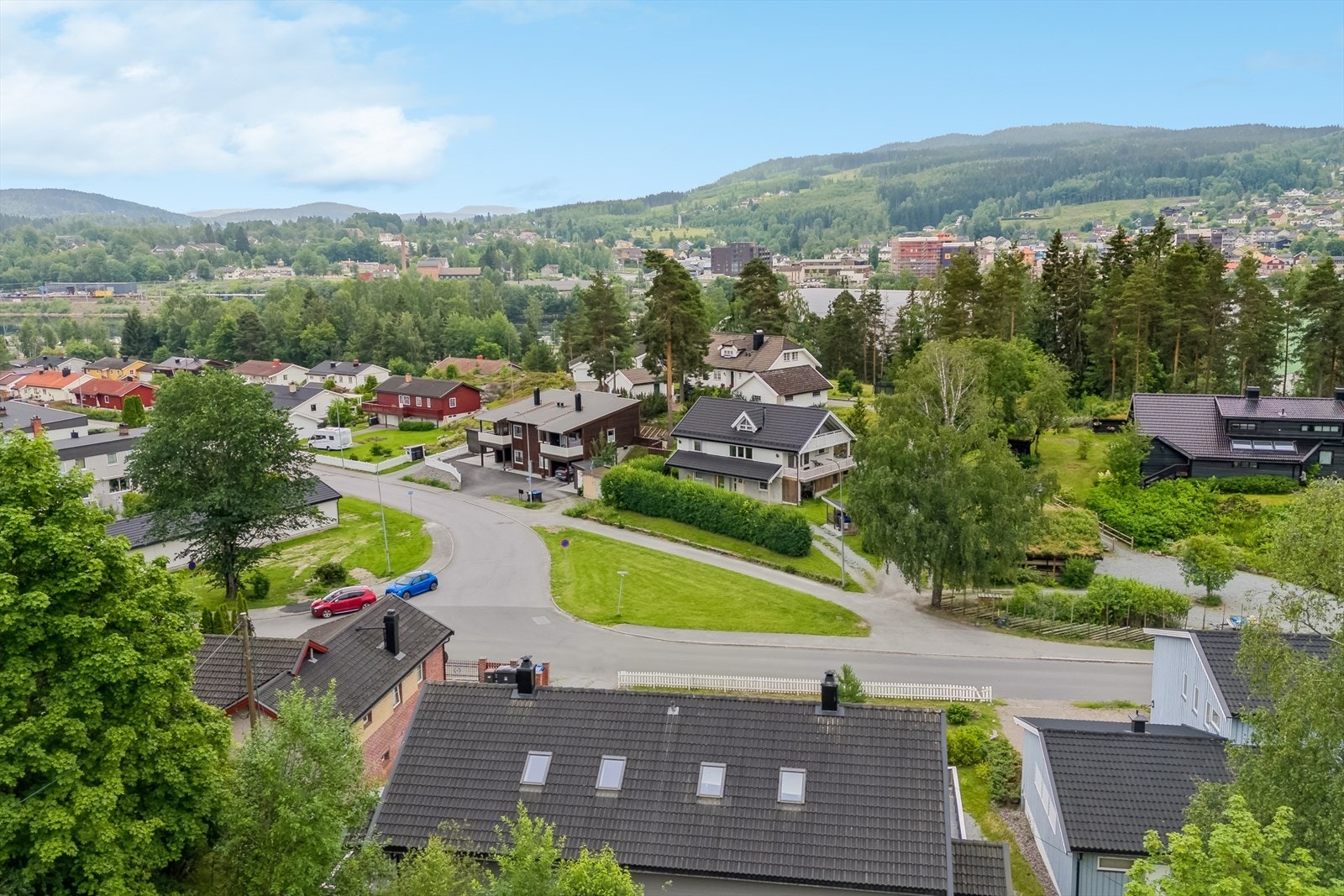 Svært sentrumsnær beliggenhet! Her har man gangavstand til forretninger, skoler, idrettsanlegg, kino mm. Galleribilde