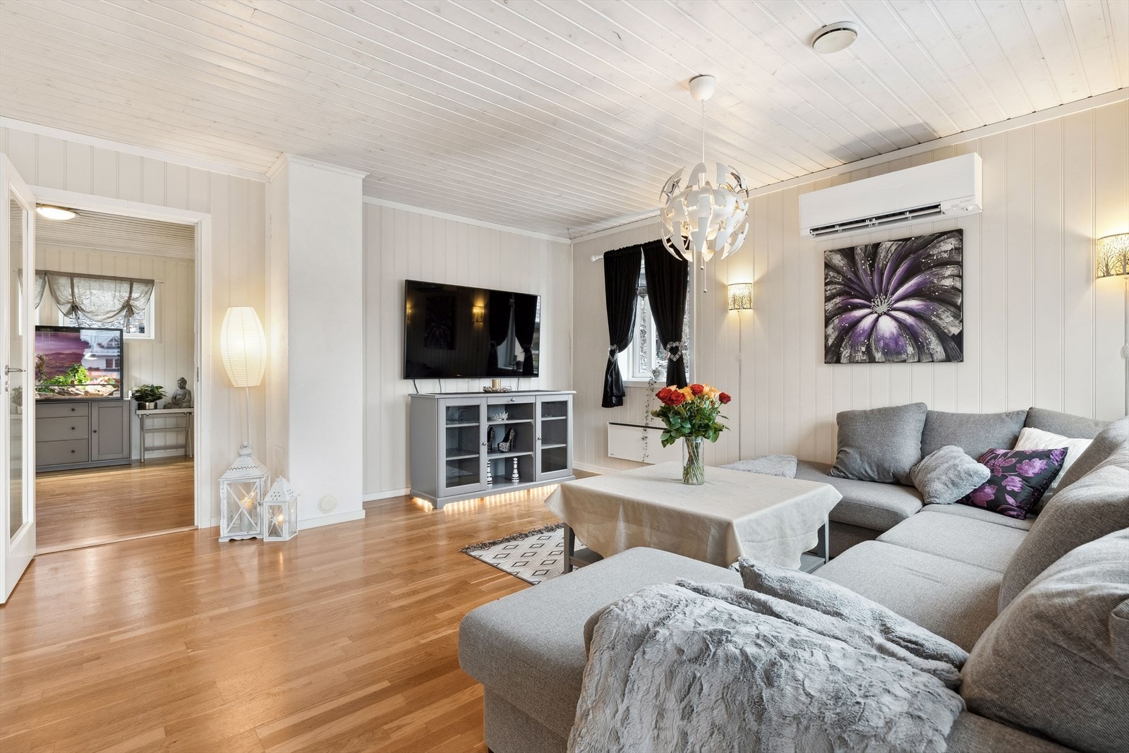 I stuen er det montert en helt ny luft til luft varmepumpe. Galleribilde