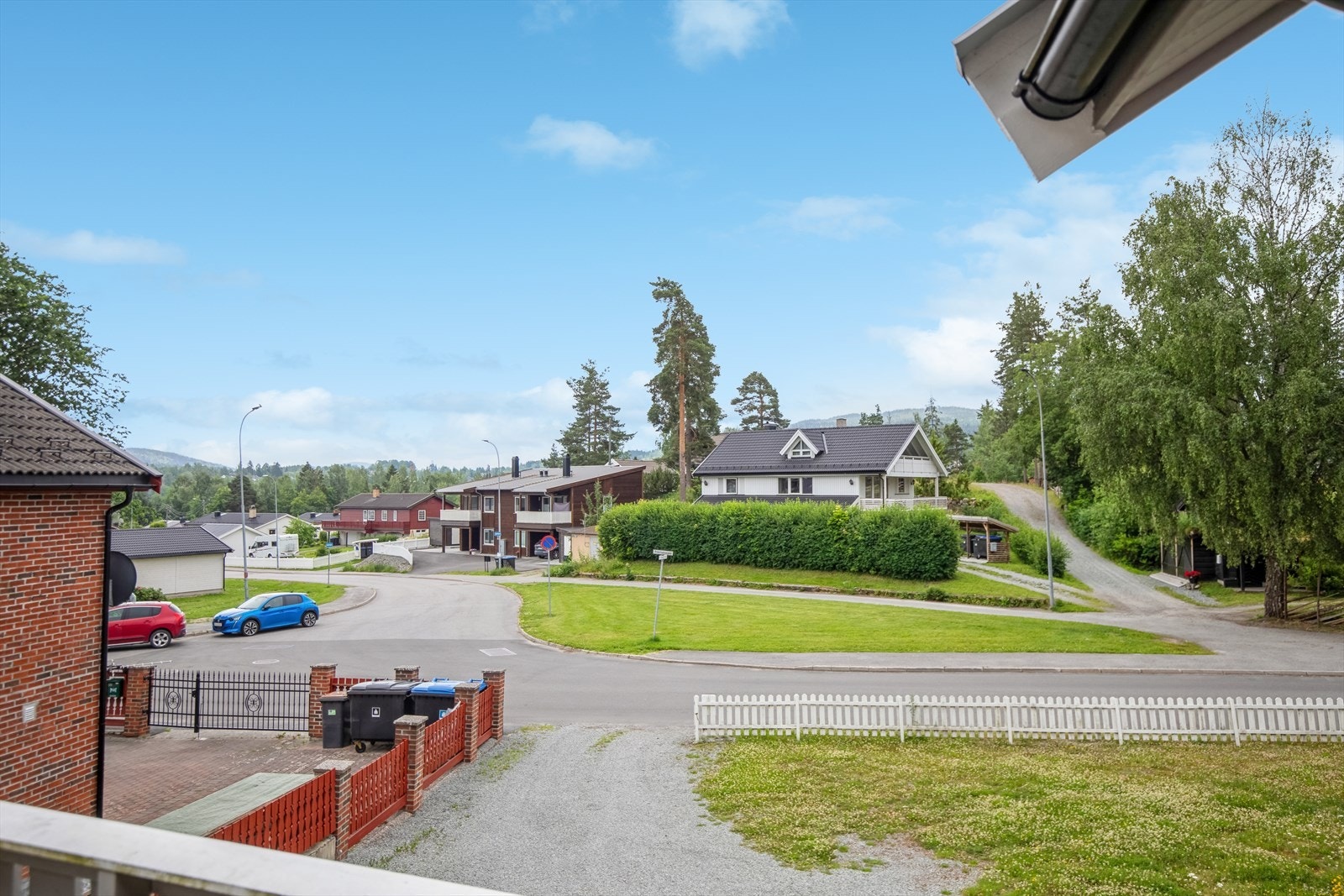 Boligen ligger i sydvendt i skrående terreng, og har gode solforhold. Galleribilde