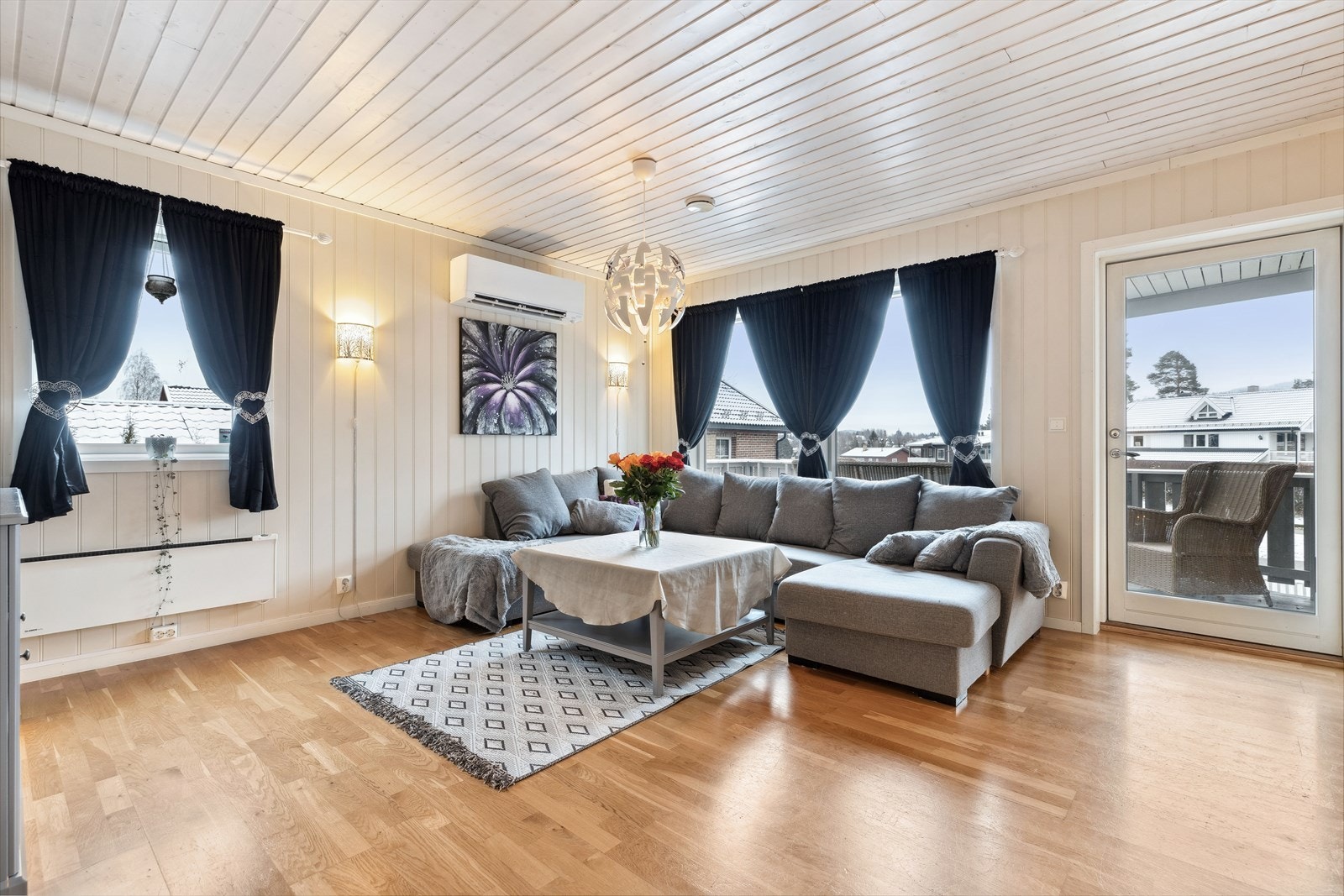 I tillegg er det panelovner til oppvarming. Galleribilde