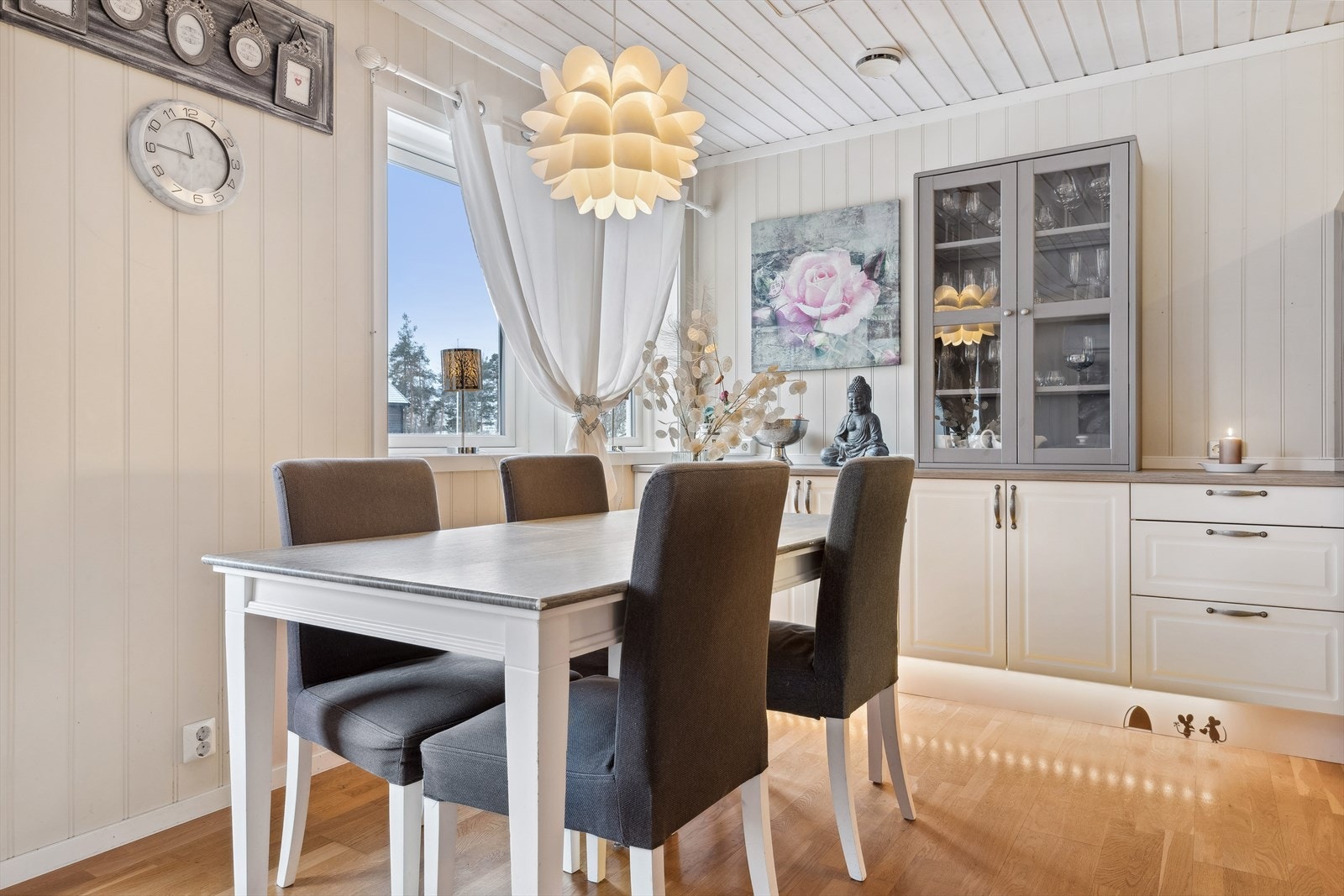 Koselig spisestue ved kjøkkenkroken. Galleribilde