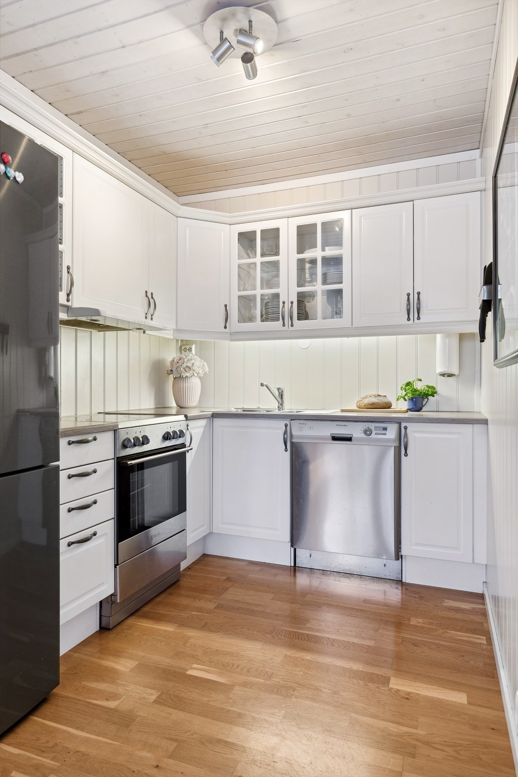 Kjøkkeninnredning fra byggeår. Hvitevarer medfølger ikke. Galleribilde