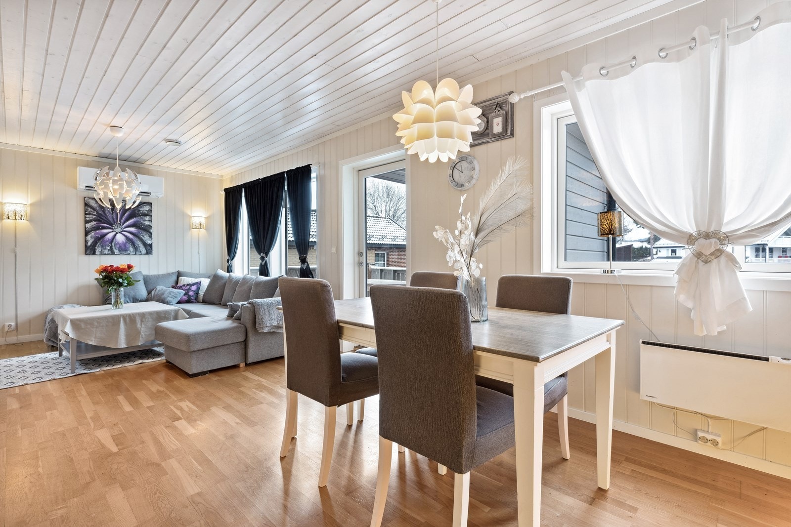 Fra stuen er det utgang til terrassen. Galleribilde