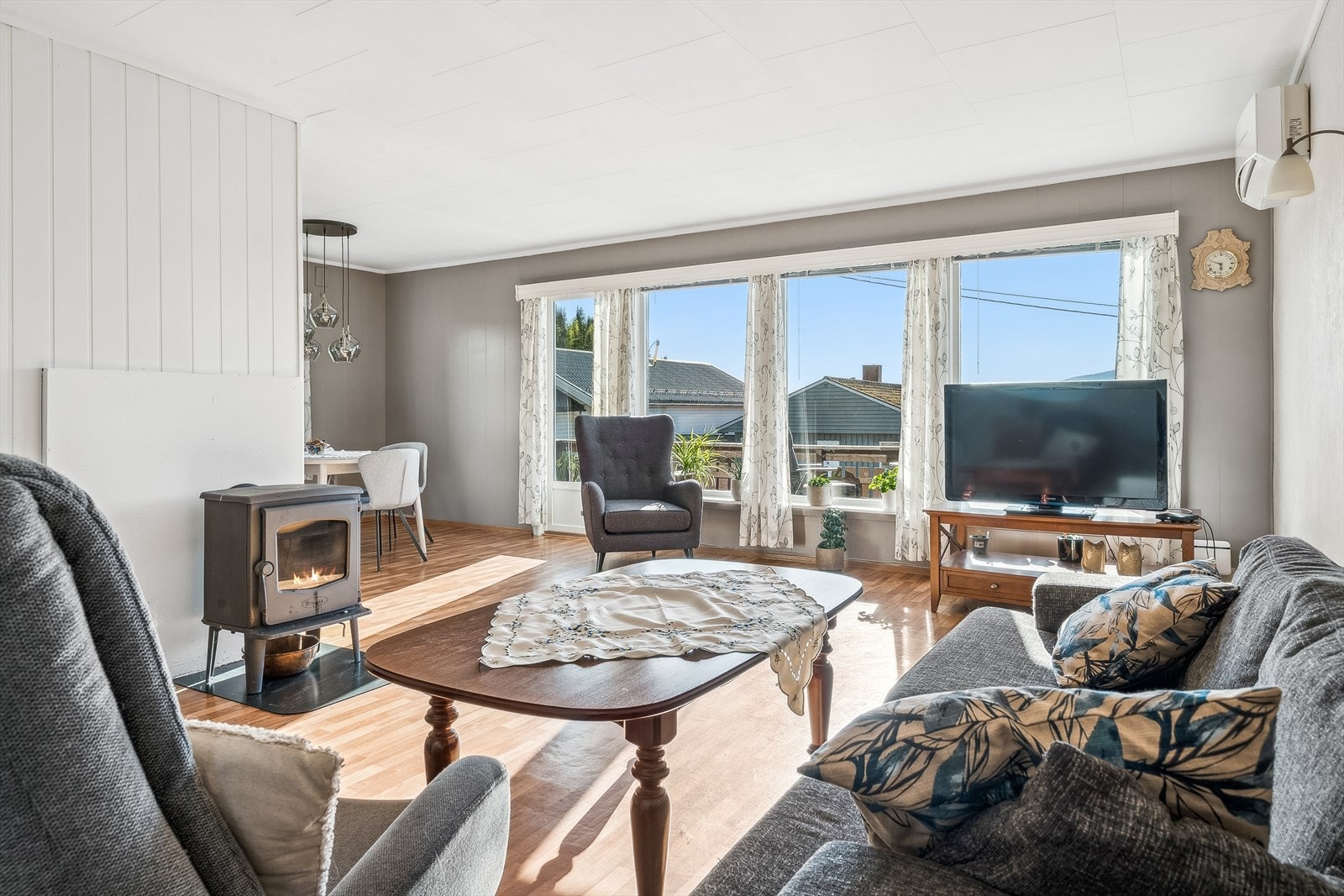 Store vindusflater som skaper rikelig med lysinnslipp. Galleribilde