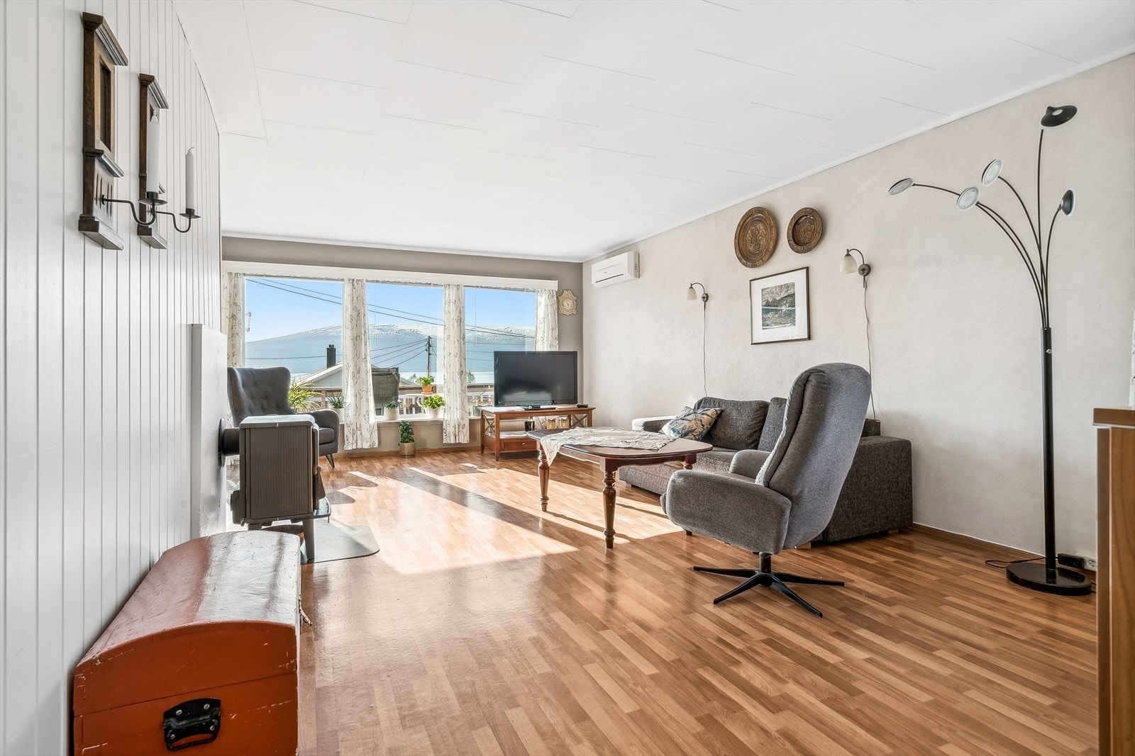 Lys, fin stue med flott utsikt. Galleribilde