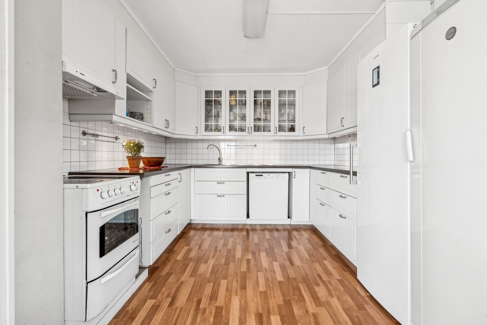 Lyst, pent kjøkken som fremstår som velholdt. Kjøkkeninnredning er fra 2018. Galleribilde