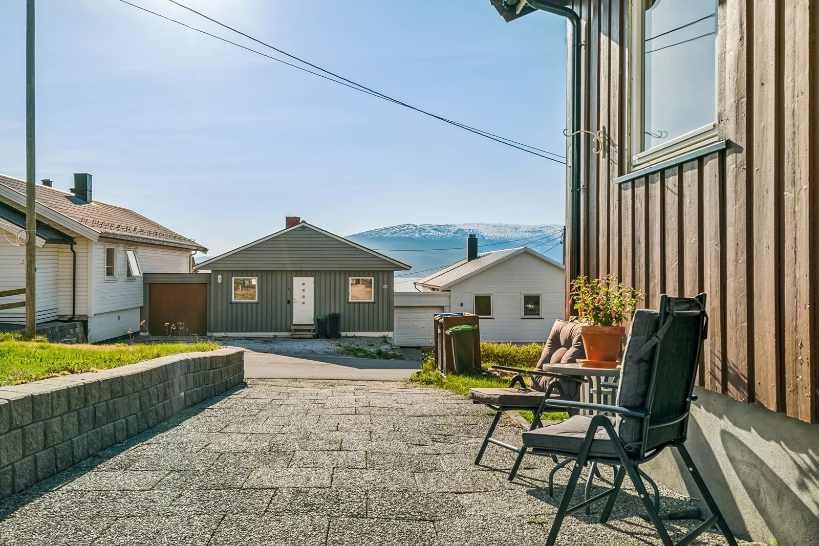 Hyggelig uteplass ved inngangspartiet. Her kan man nyte morgenkaffen på sommerhalvåret. Galleribilde