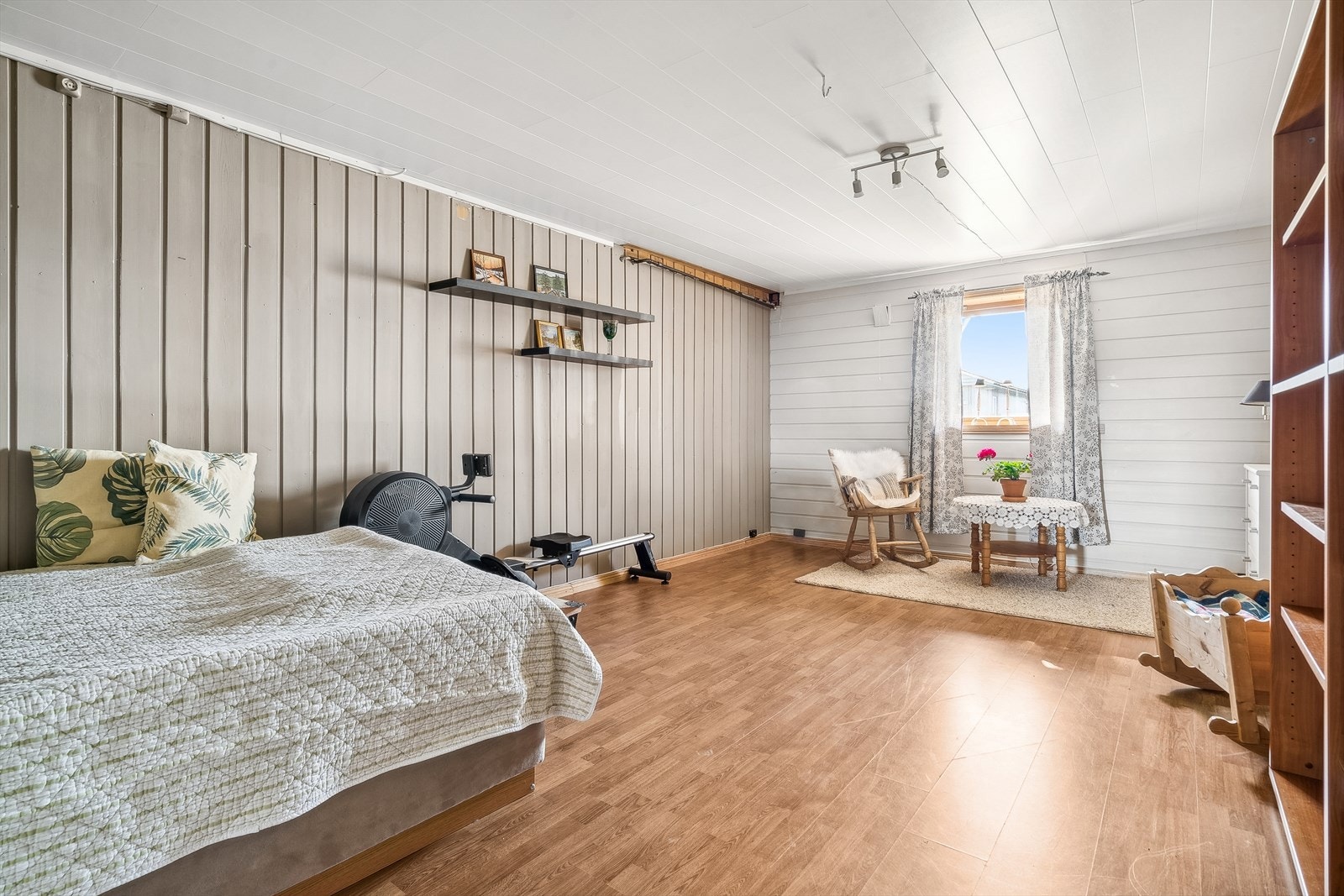 Rom i kjeller som eier har benyttet som kjellerstue/soverom. Også her er det god plass. Kjelleren byr også på godt med lagringsplass. (Soverommet er Ikke godkjent/byggesøkt, se punkt ferdigattest.) Galleribilde