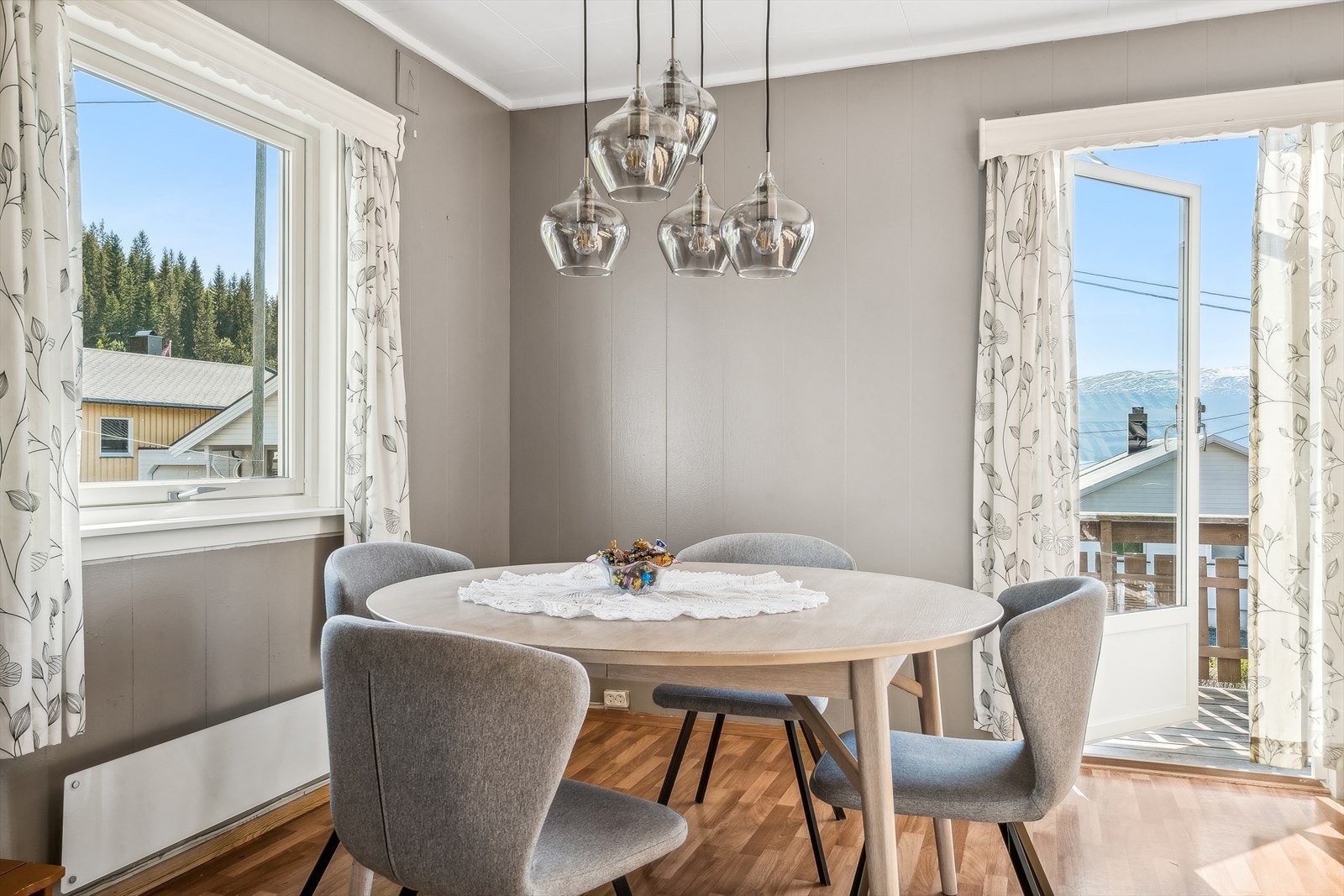 Spisestue med plass til gjester. Galleribilde