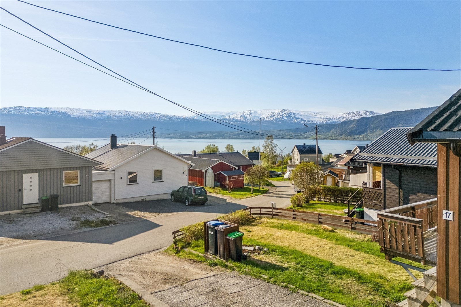 Fra boligens terrasse kan du nyte fin utsikt mot Ranfjorden. Galleribilde