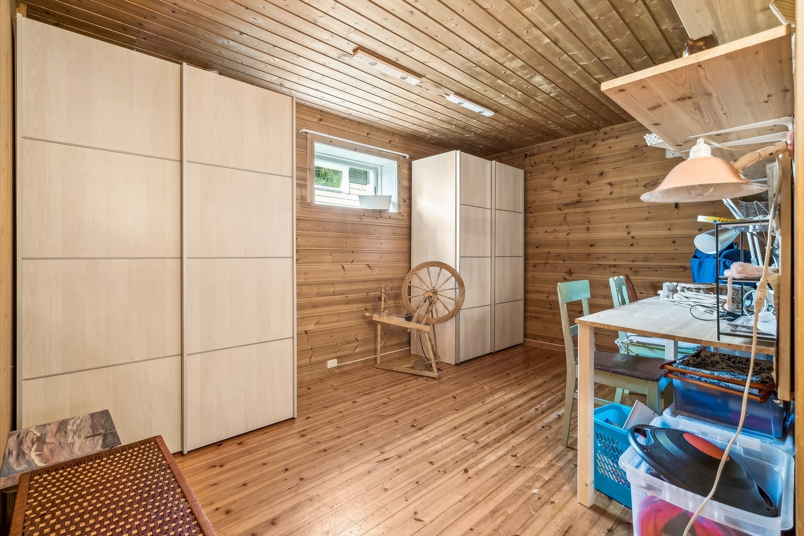 I kjelleretasjen er det også et praktisk hobbyrom. Rommet byr på muligheter. Galleribilde