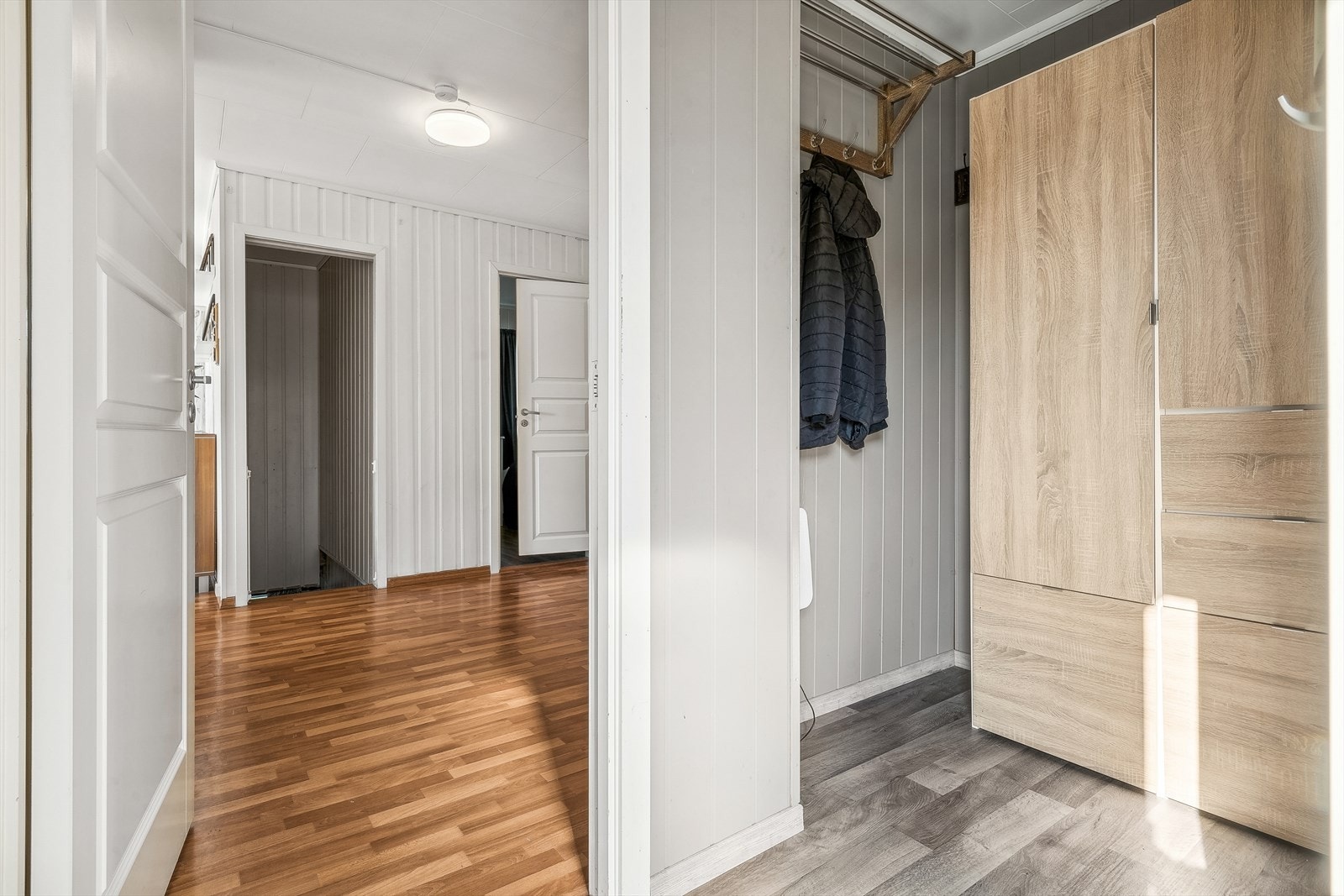 Velkommen inn! Entré med plass til oppbevaring av yttertøy og sko. Galleribilde