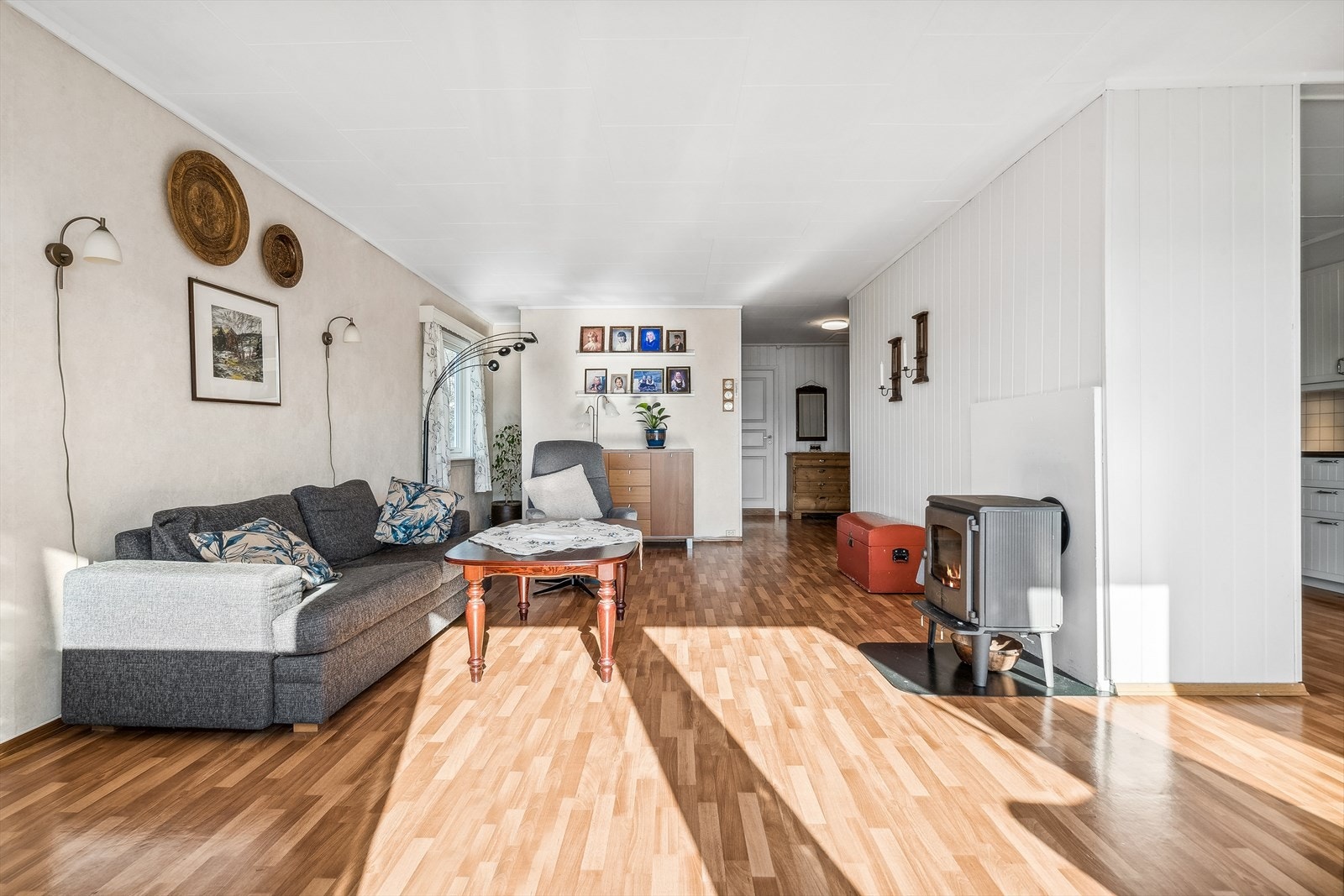 Stuen oppleves som lett og møblere. God plass til sofagruppe og tilhørede møbler. Galleribilde