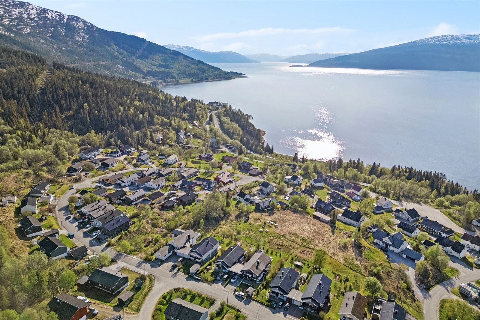 Boligen ligger fint til i et etablert og barnevennlig område med kort kjørevei til skole, barnehage og aktiviteter. Fra boligen er det også kort vei til busstopp. Galleribilde