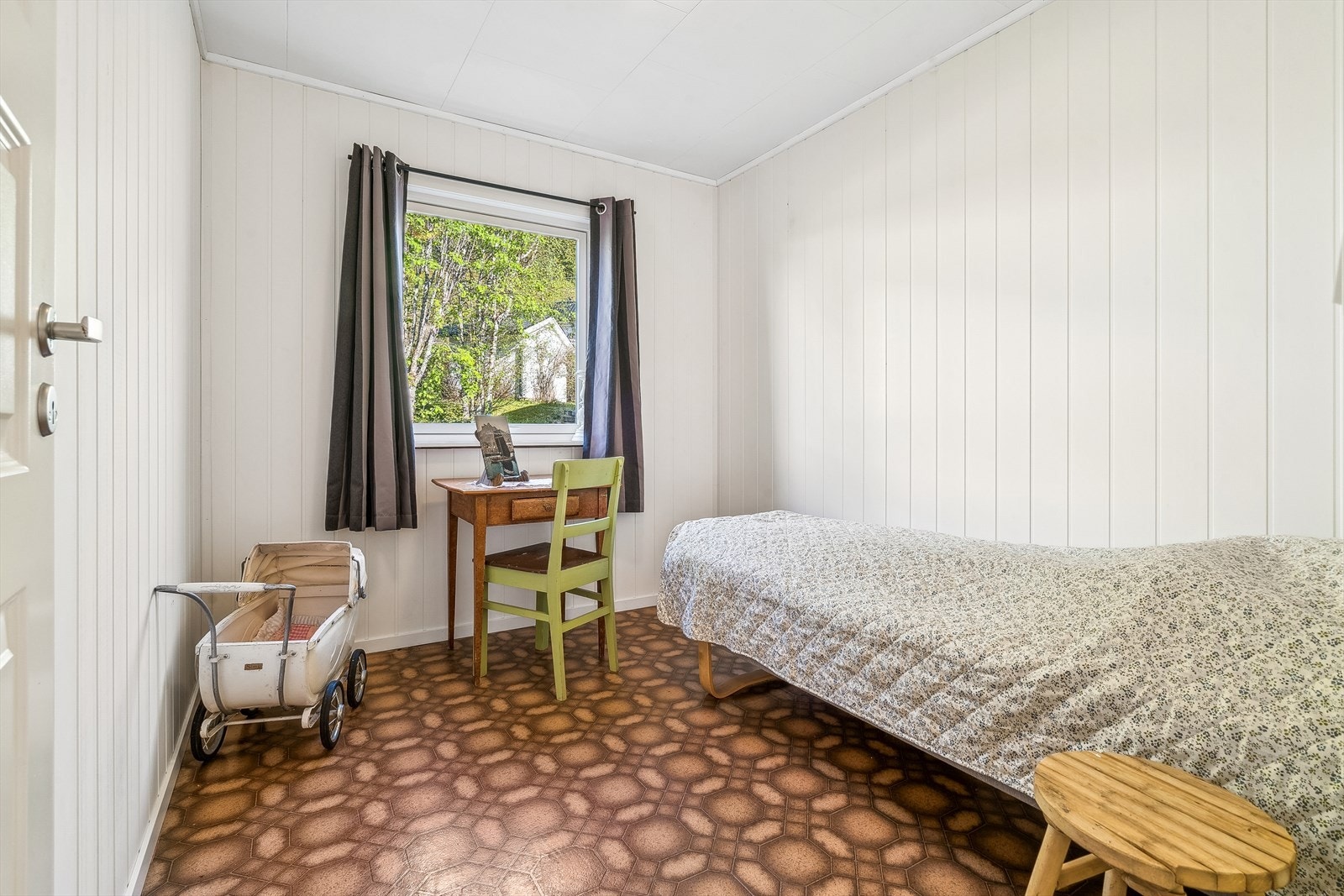 Soverom 2 er romslig og malt i en lys farge. Galleribilde