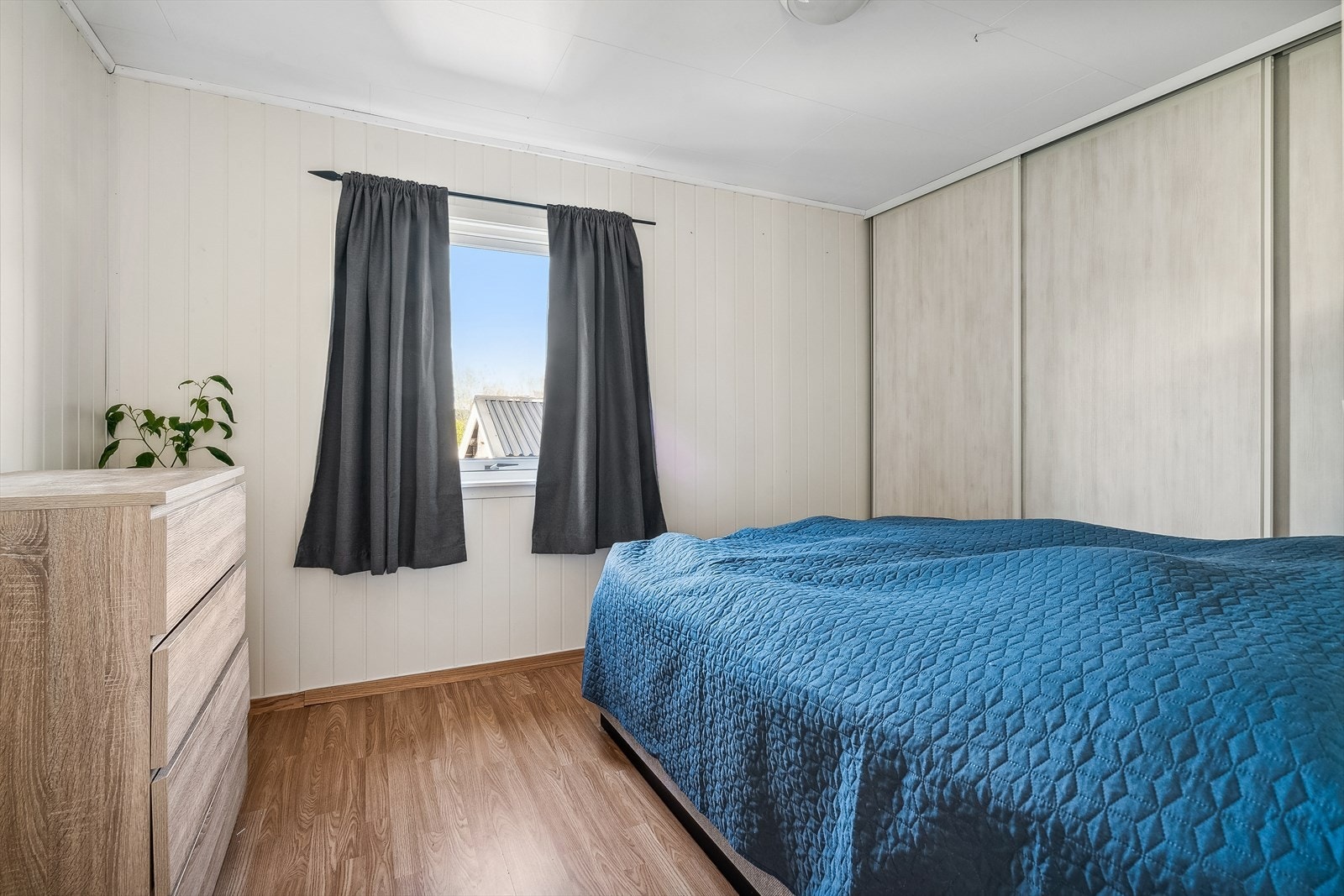 Boligen har to gode soverom, det største soverommet har god plass til dobbeltseng og tilhørende møblement. Her finner man også skyvedørsgarderobe. Galleribilde