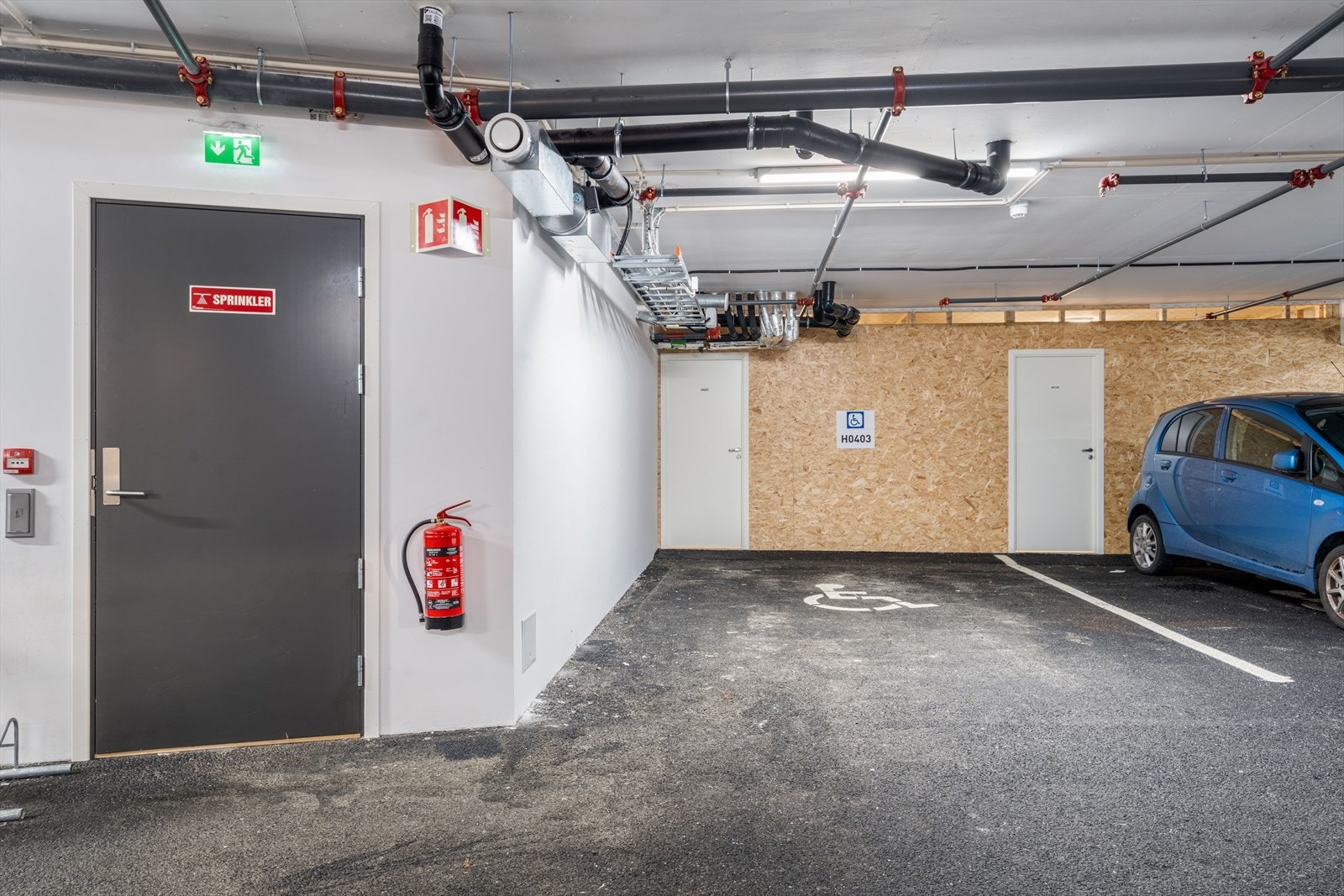 Ekstra stor parkeringsplass. I disse dager blir det montert elbil lader som medfølger. Galleribilde