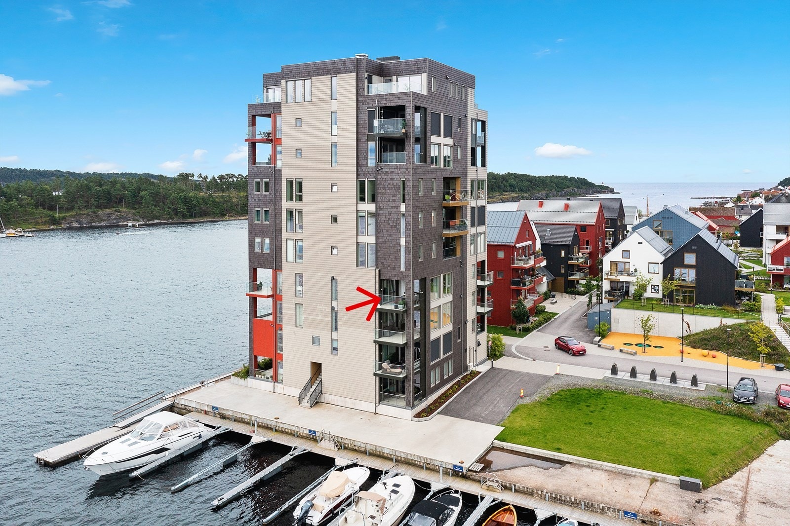 Terrasse med nydelig utsikt utover sundet og deilig ettermiddagssol! Galleribilde