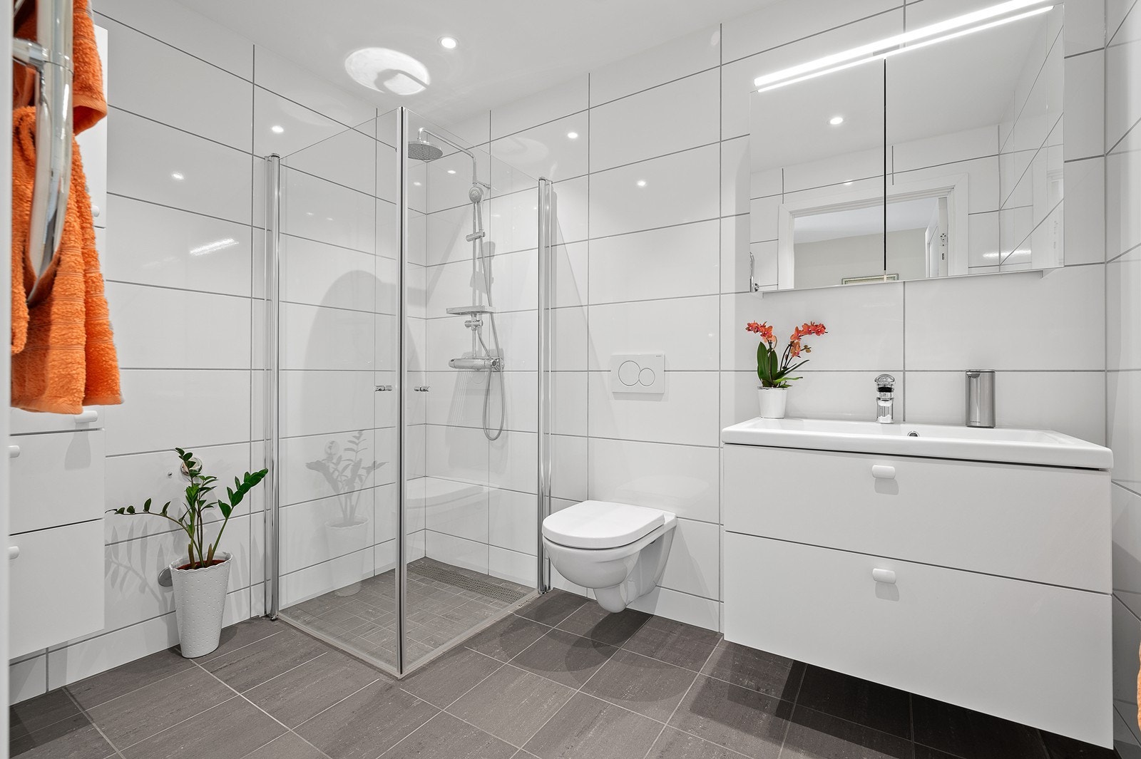 Flislagt bad med ekstra innredning og spotter i tak Galleribilde