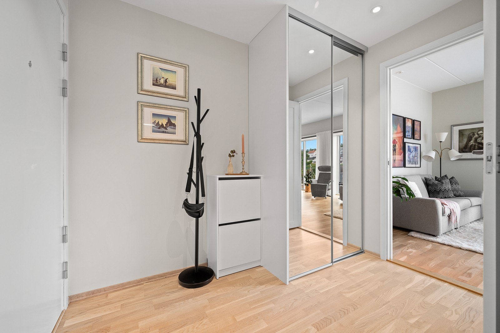 Entré med spotter i tak og skyvedørsgarderobe for oppbevaring Galleribilde