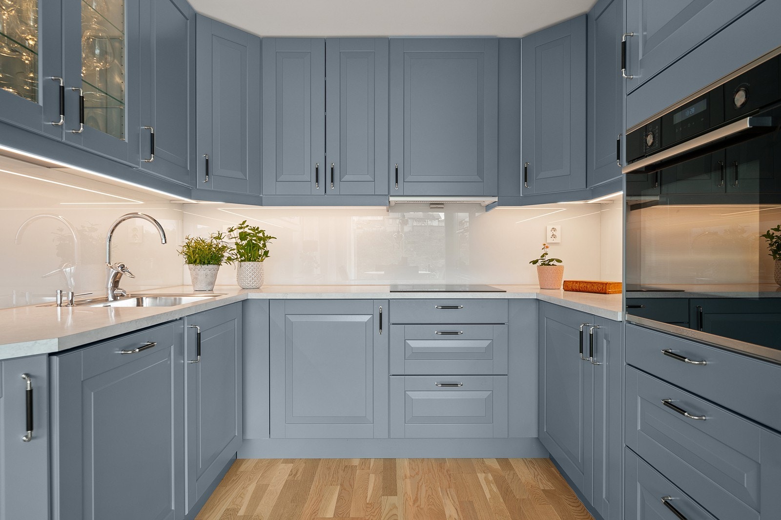 Stilrent og moderne kjøkken i en moderne farge med profilerte skap- og skuffefronter, samt integrerte hvitevarer Galleribilde